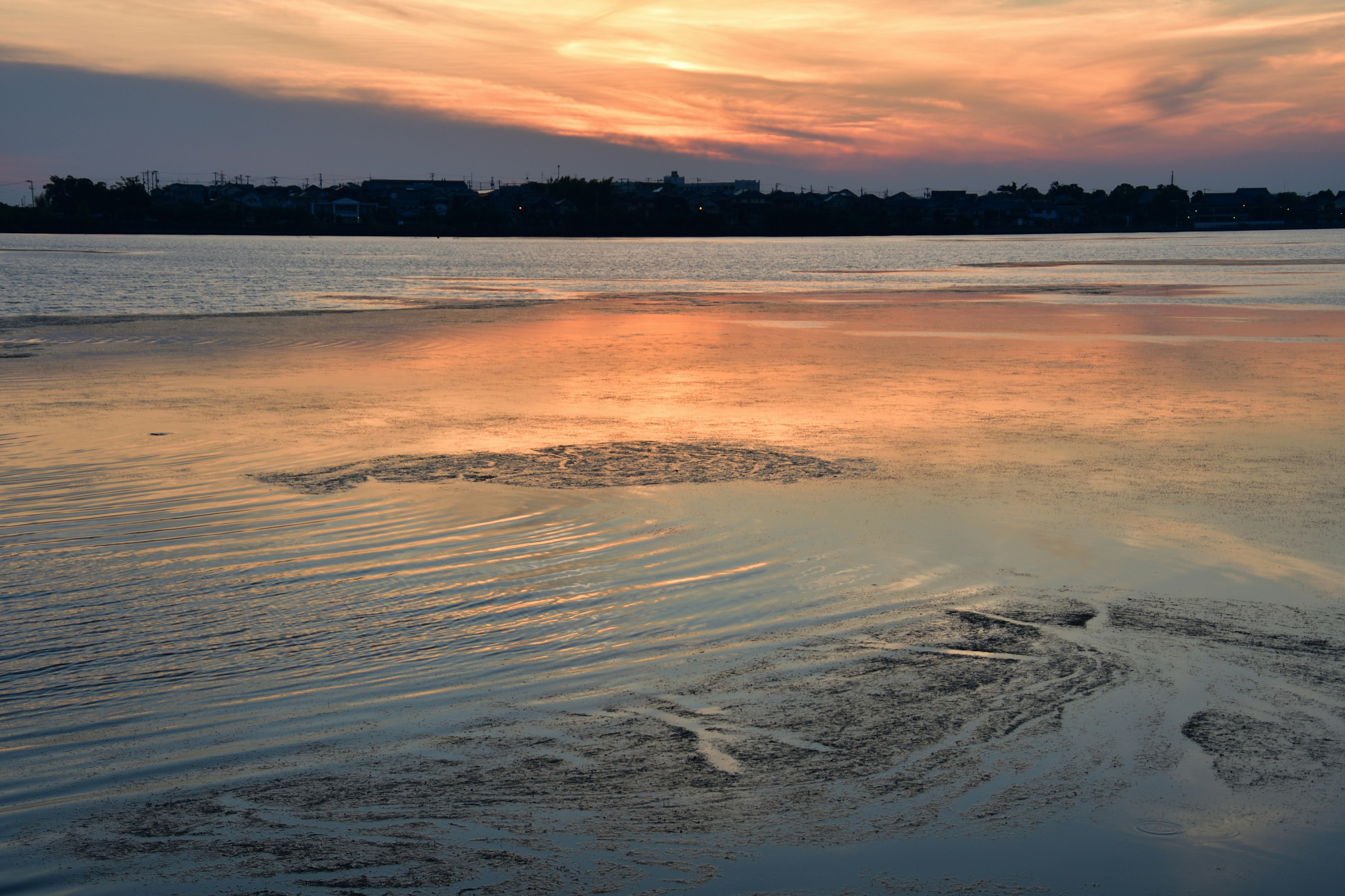 Acqua calma che riflette i colori del tramonto