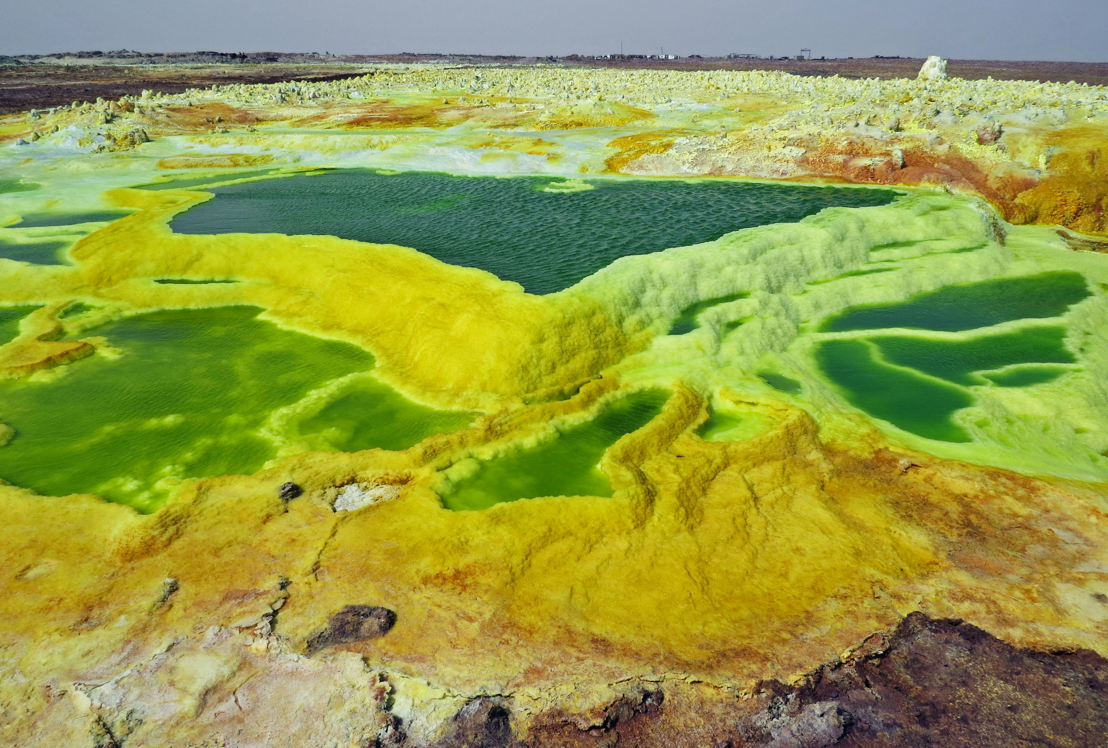 Lagos de azufre coloridos en el desierto de Danakil en África