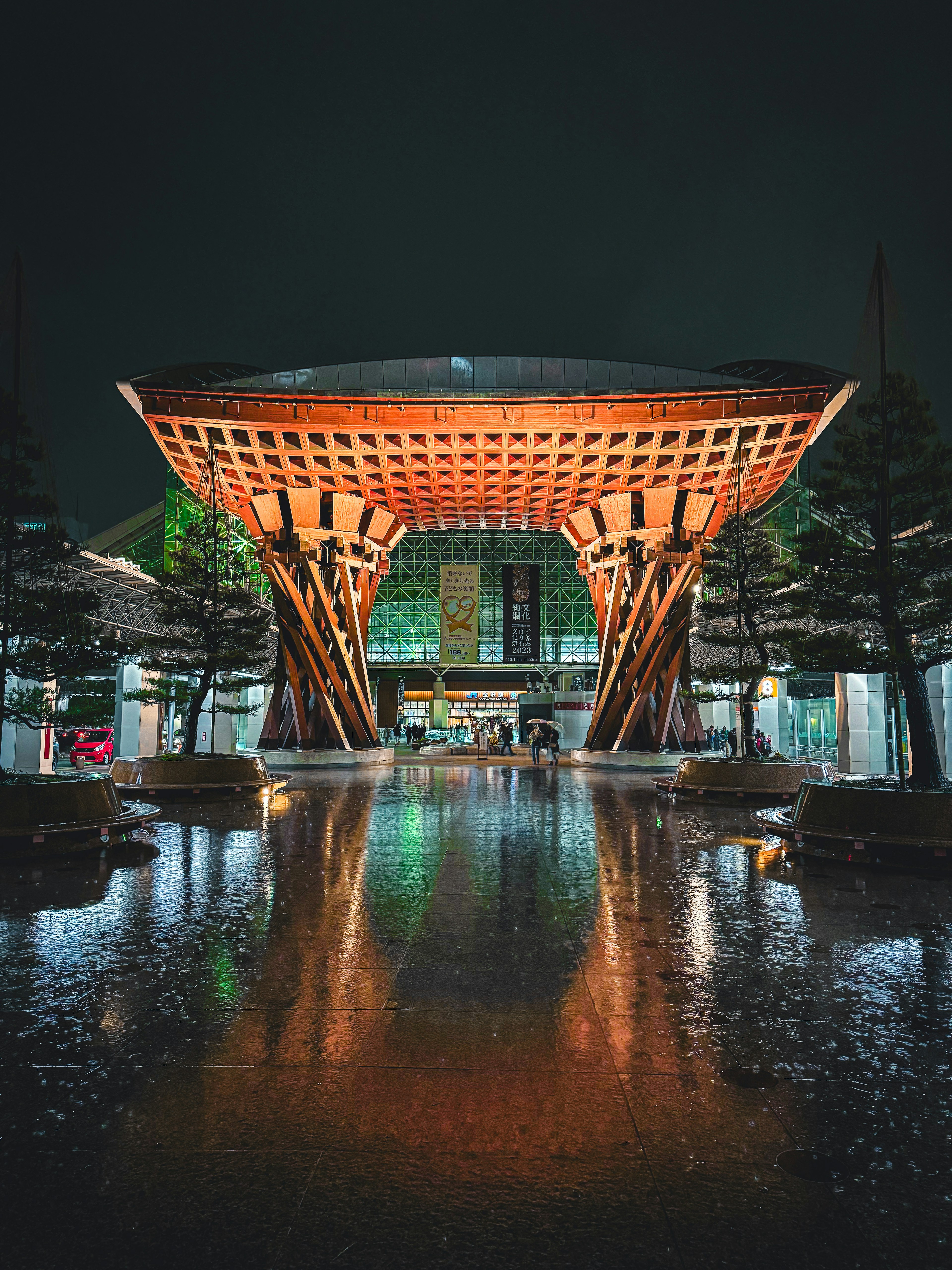 Hermosa entrada arquitectónica por la noche con charcos reflectantes