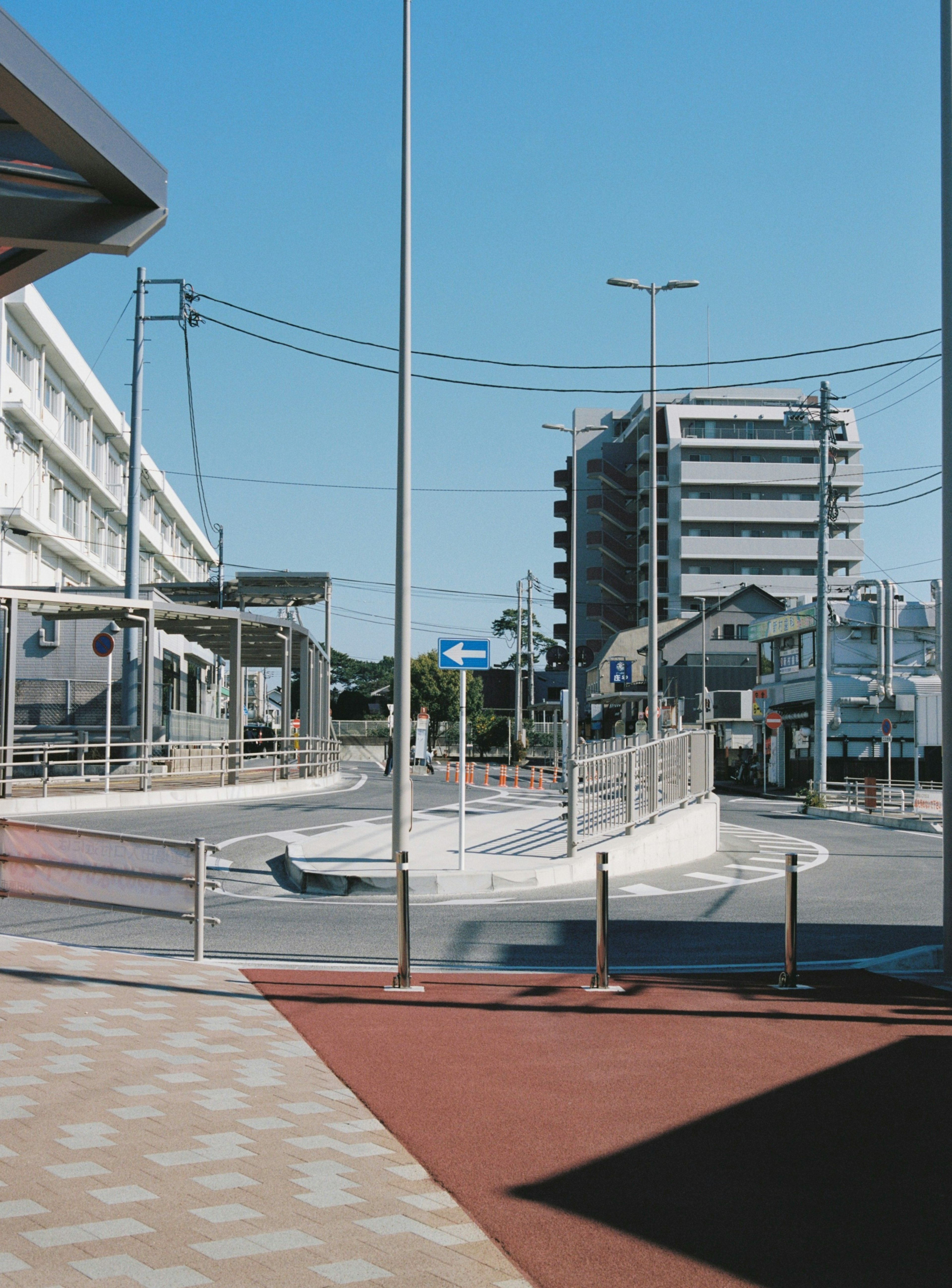 青空の下にある現代的な建物と滑らかな歩道の交差点