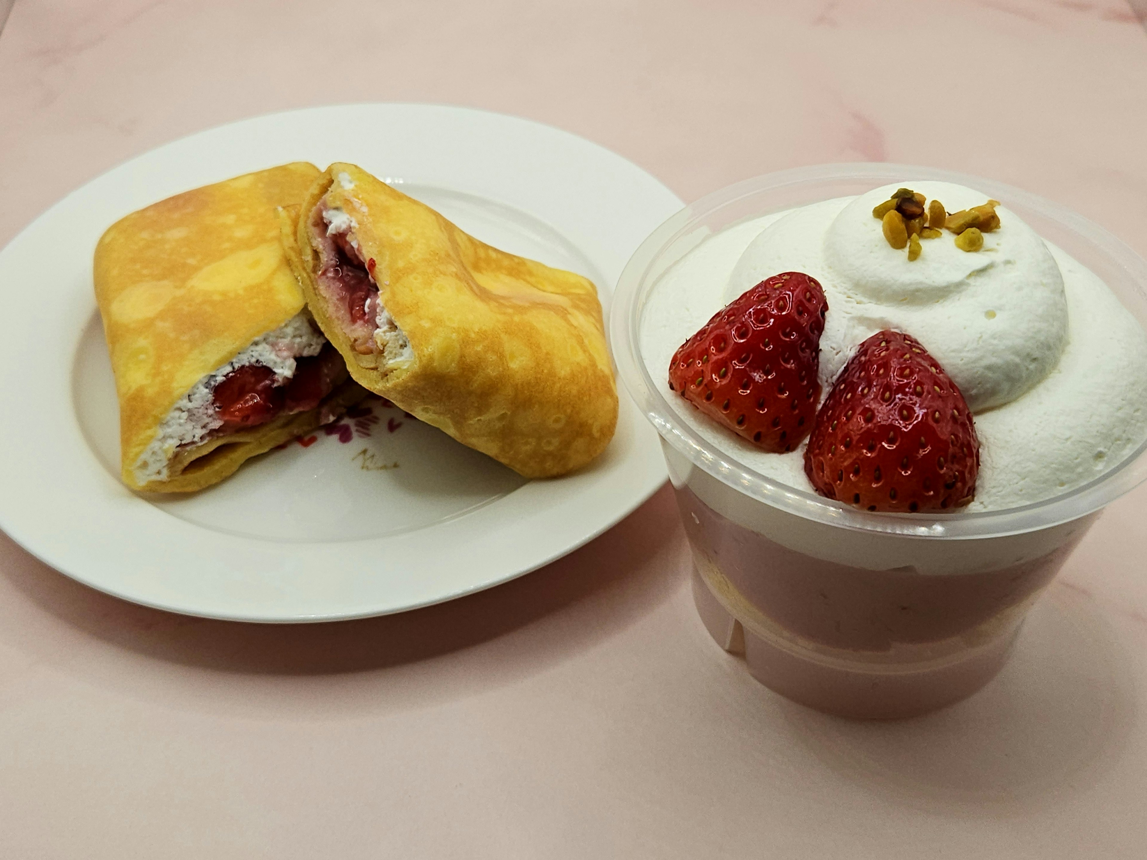 ストロベリークリームのデザートと焼き菓子のプレート