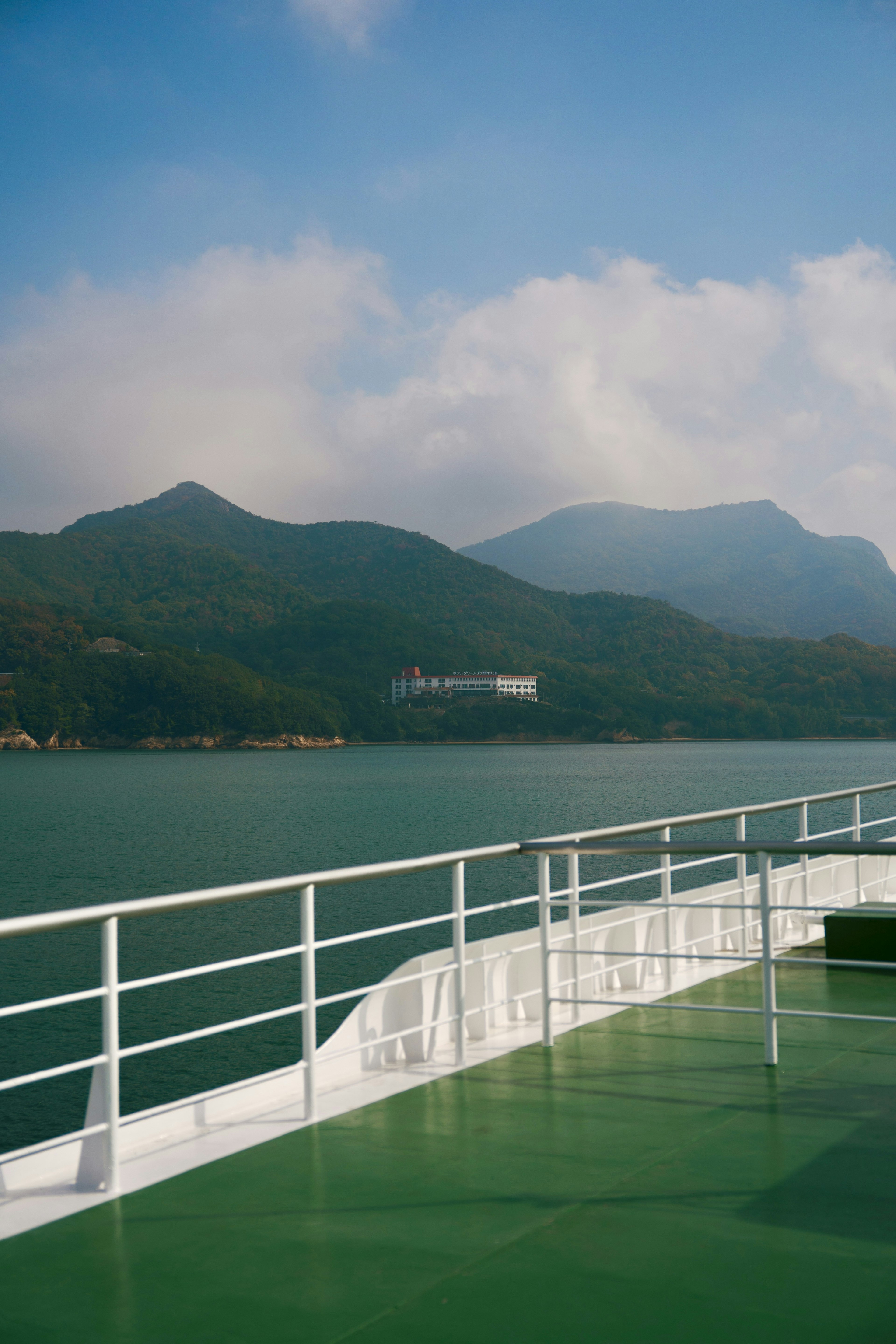 船のデッキから見える美しい山々と海の風景