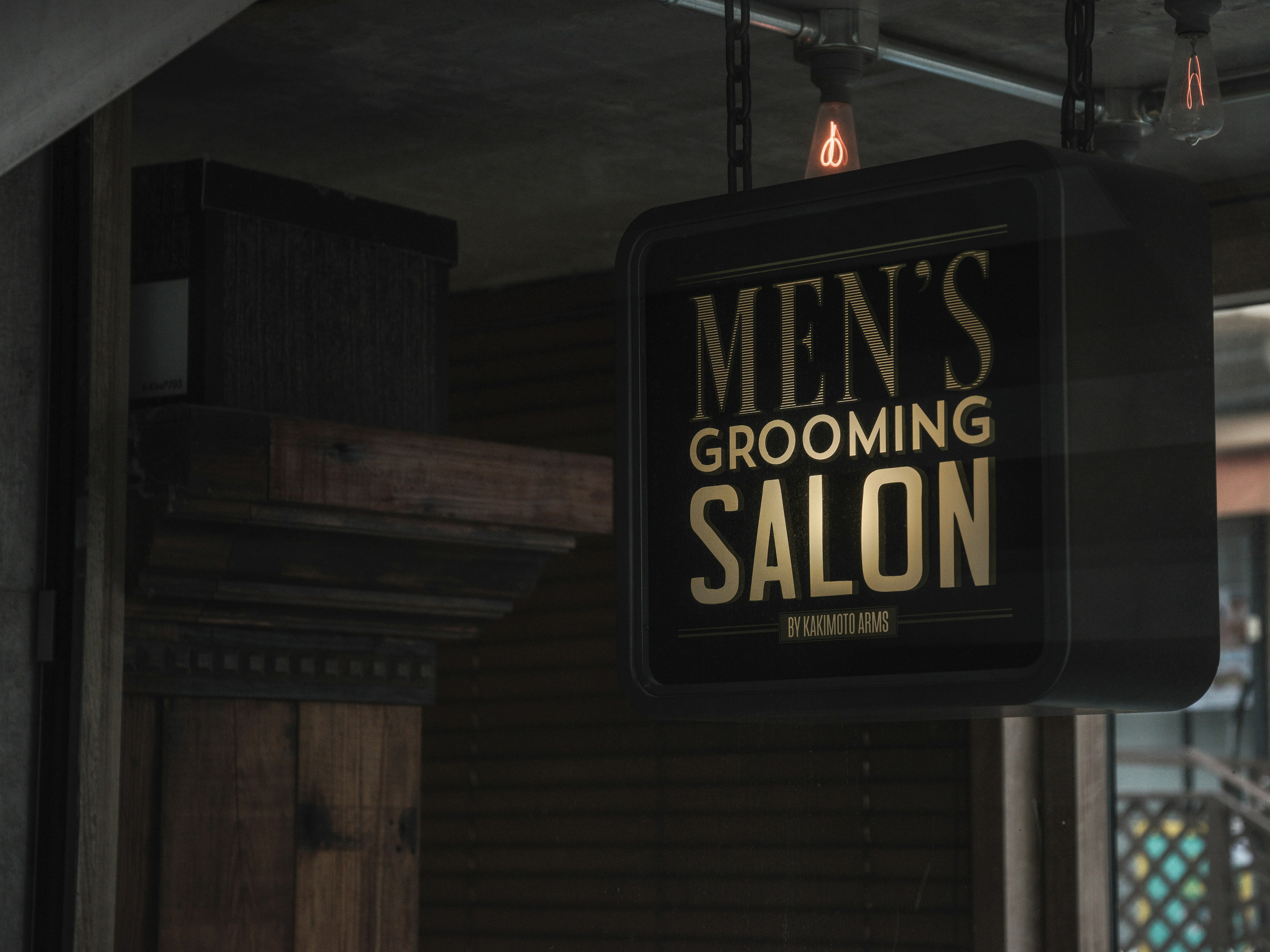 Pemandangan interior dengan papan untuk Salon Grooming Pria