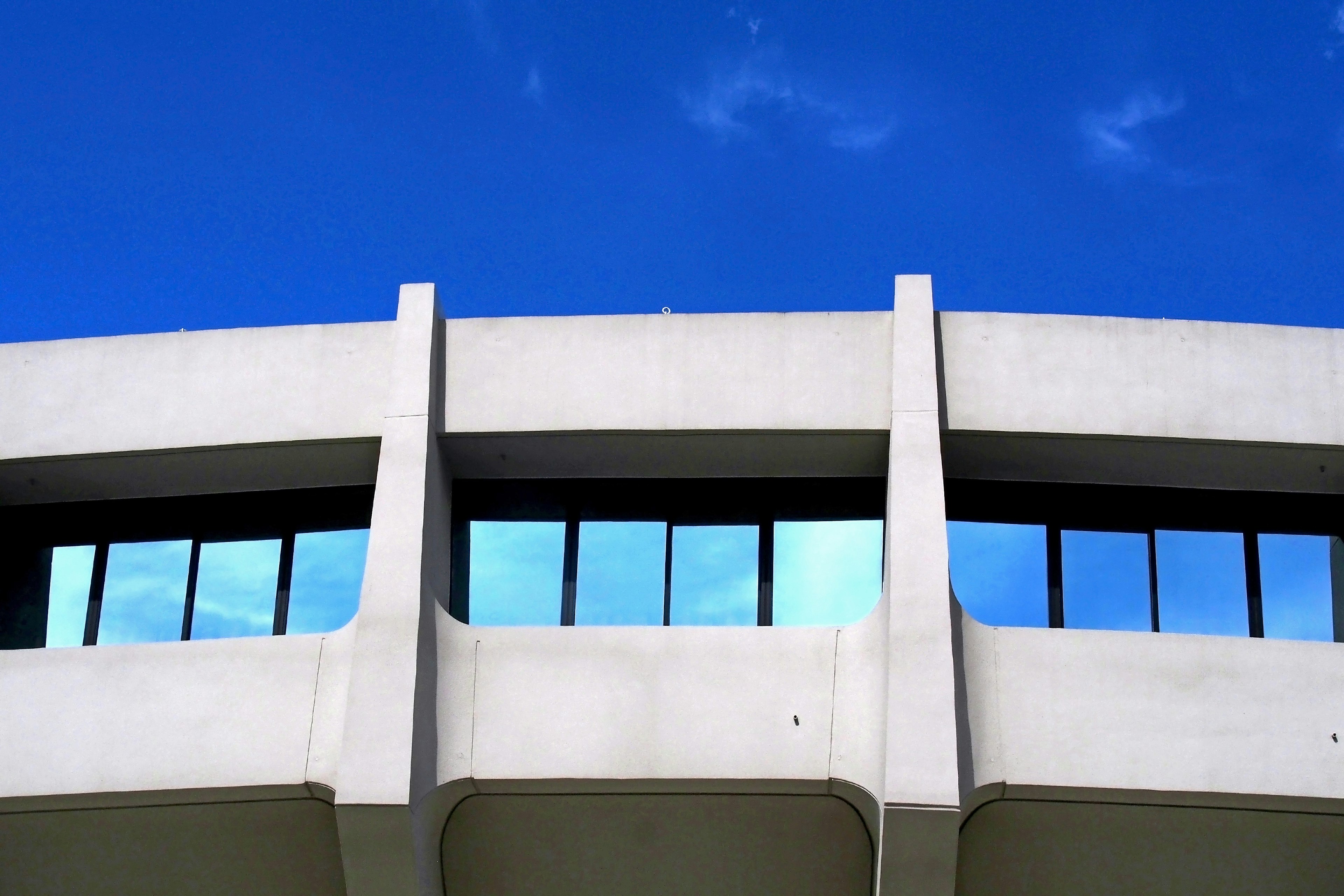 青い空の下にある近代的な建物のファサード