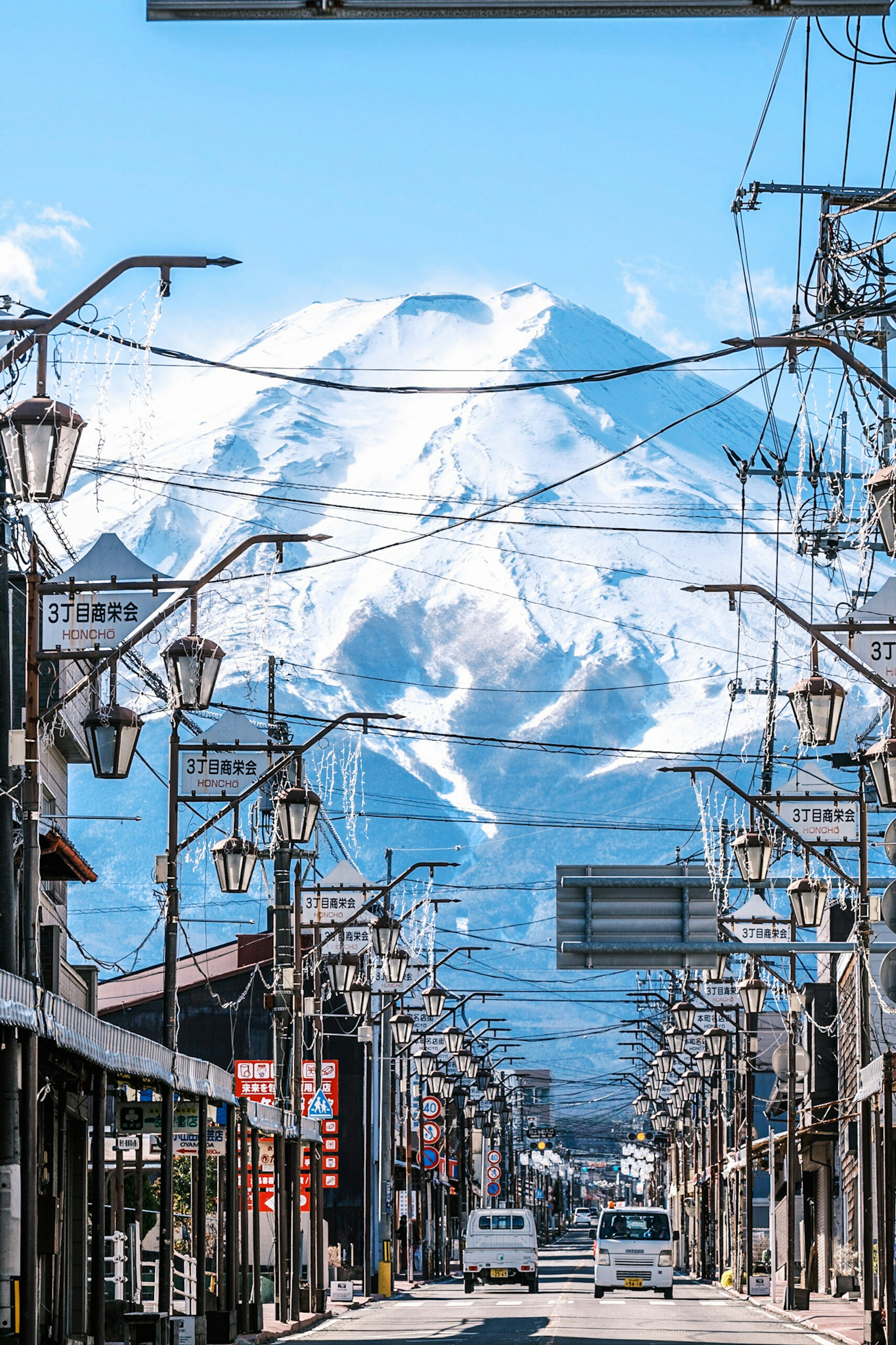 Ruhige Straßenansicht mit schneebedecktem Berg im Hintergrund