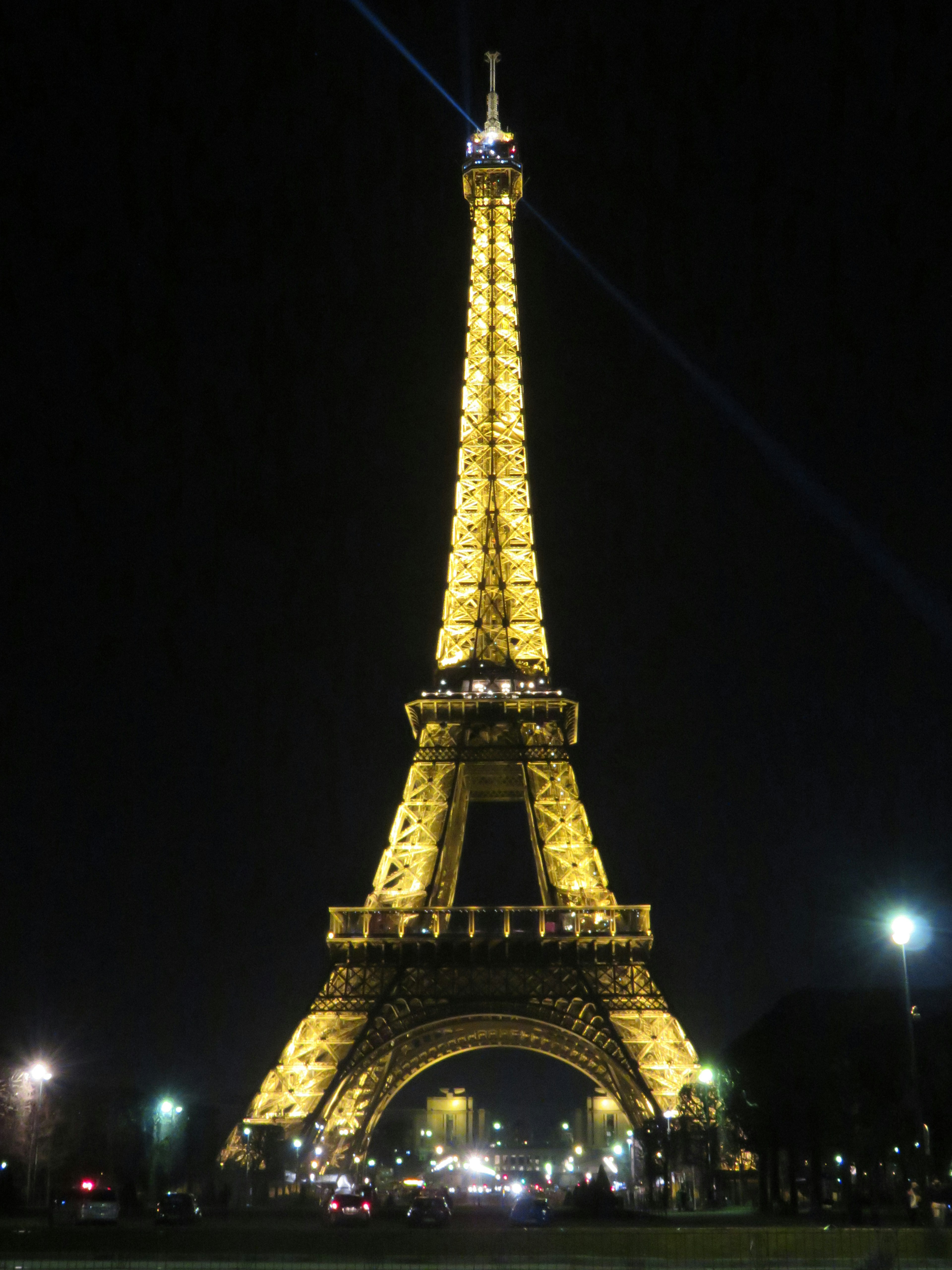 Torre Eiffel iluminada en oro por la noche