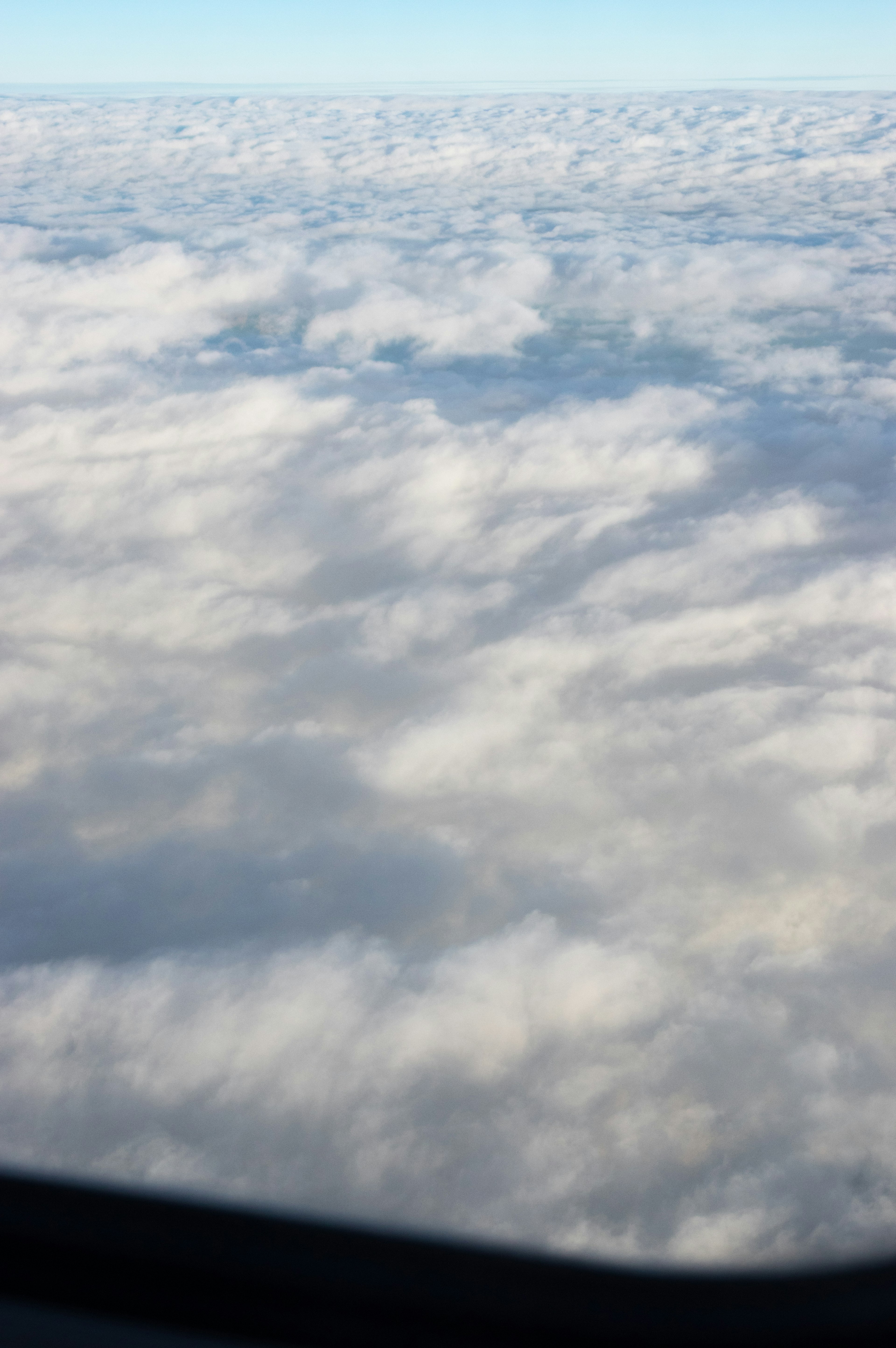 Vista de la cubierta de nubes desde arriba con capas suaves contra un cielo azul claro