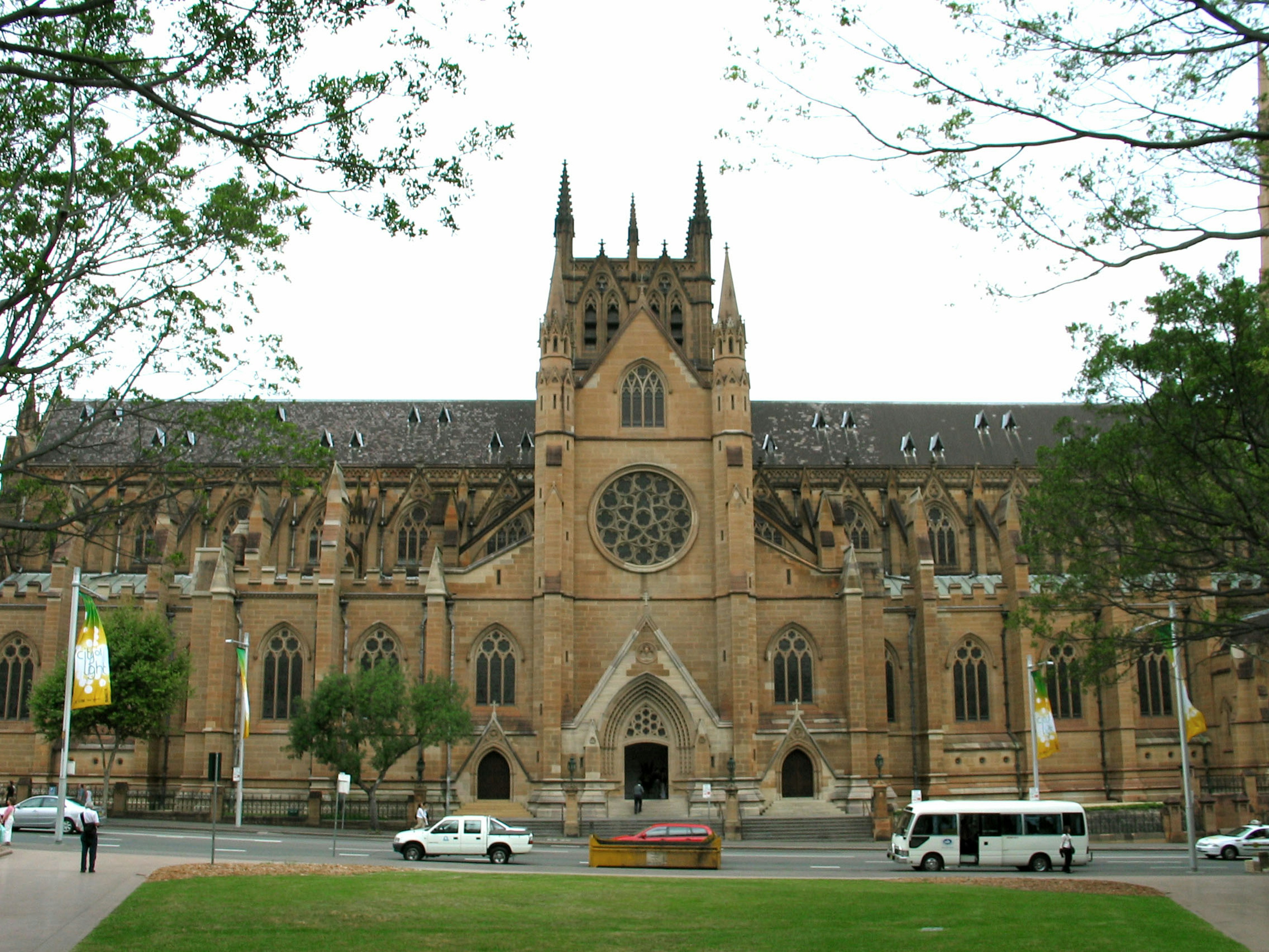 Vista exterior de la catedral de St Mary que muestra características de la arquitectura gótica