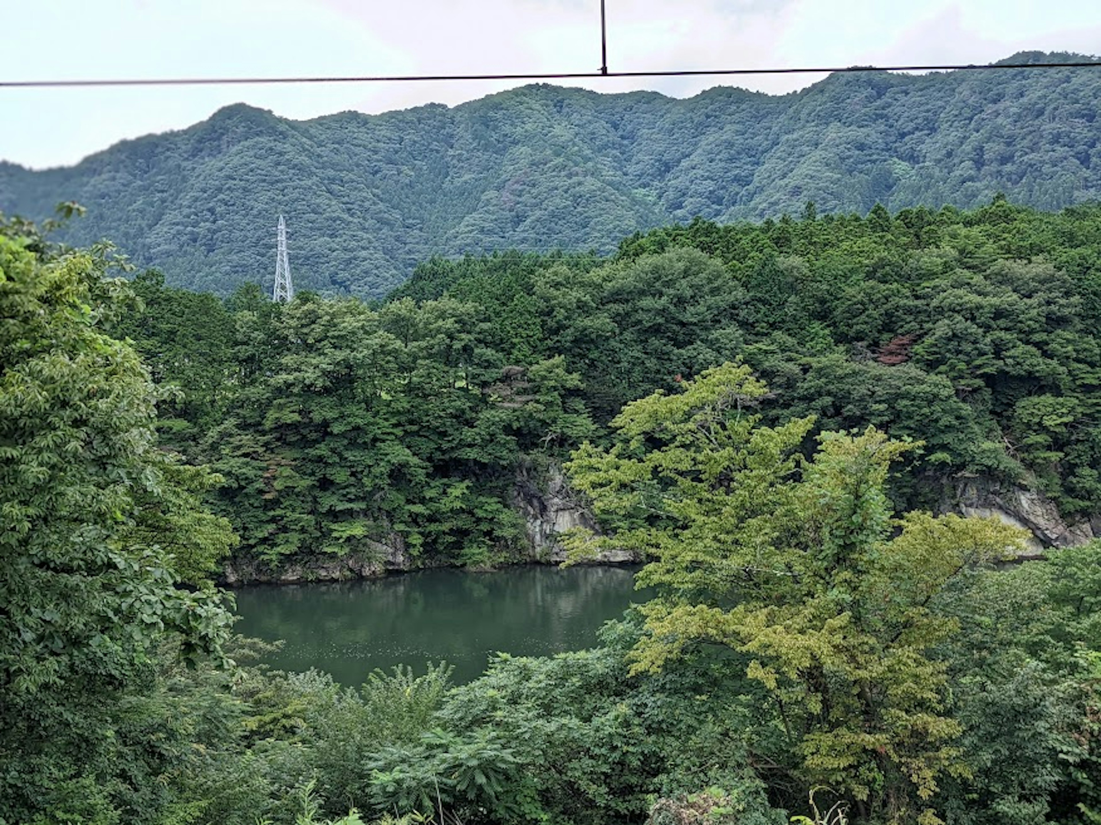 Montagnes verdoyantes avec vue sur un lac tranquille