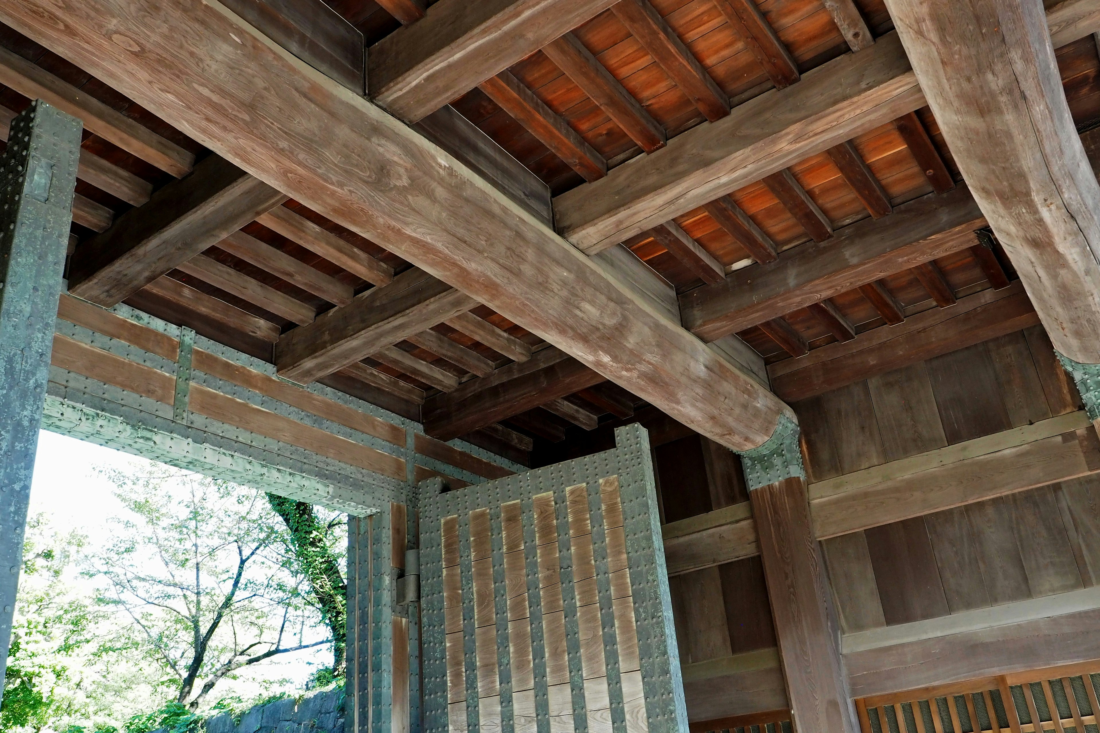 Interior bangunan tradisional kayu dengan balok dan langit-langit kayu