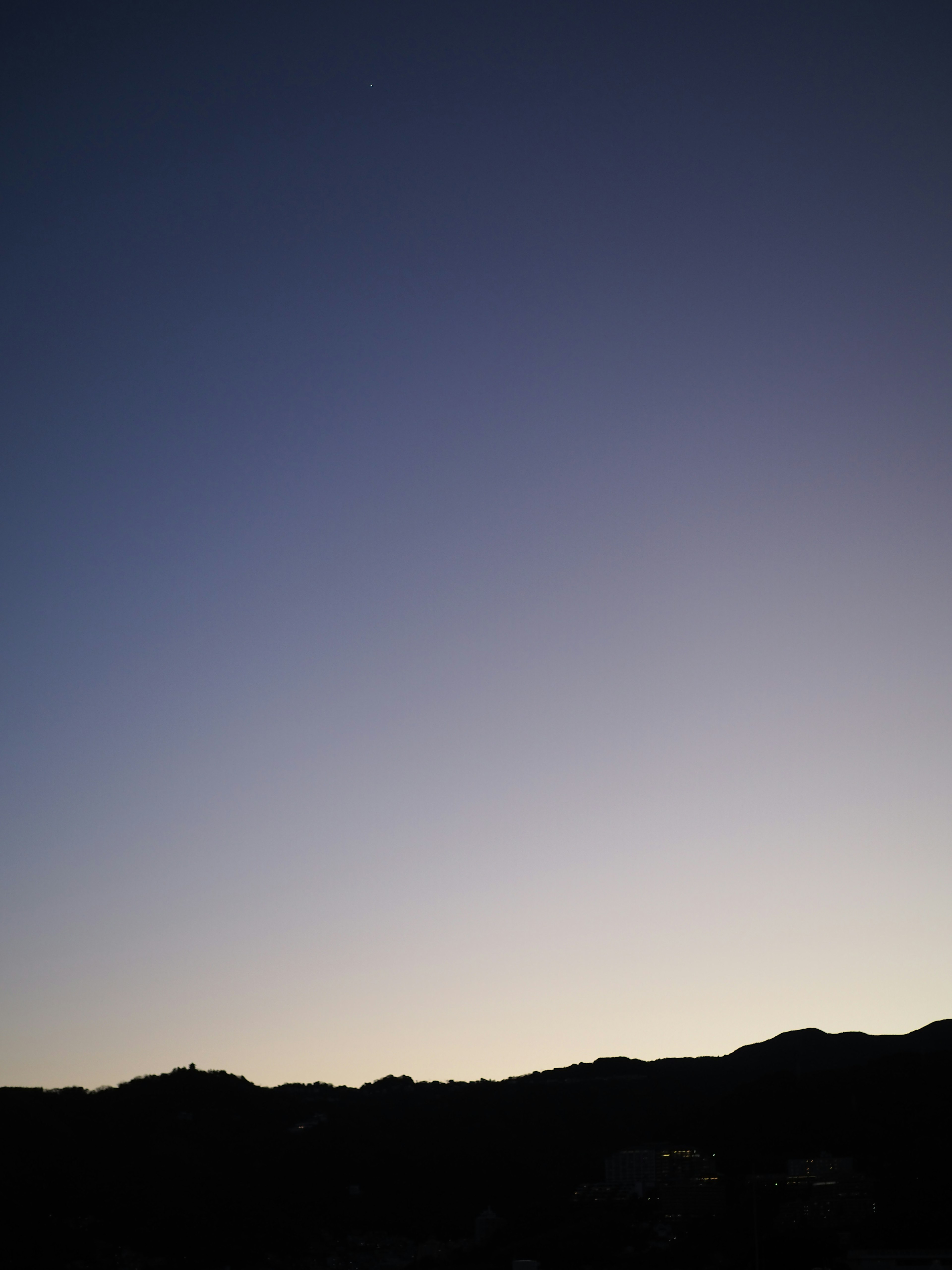 夕暮れの山のシルエットが見える美しい空