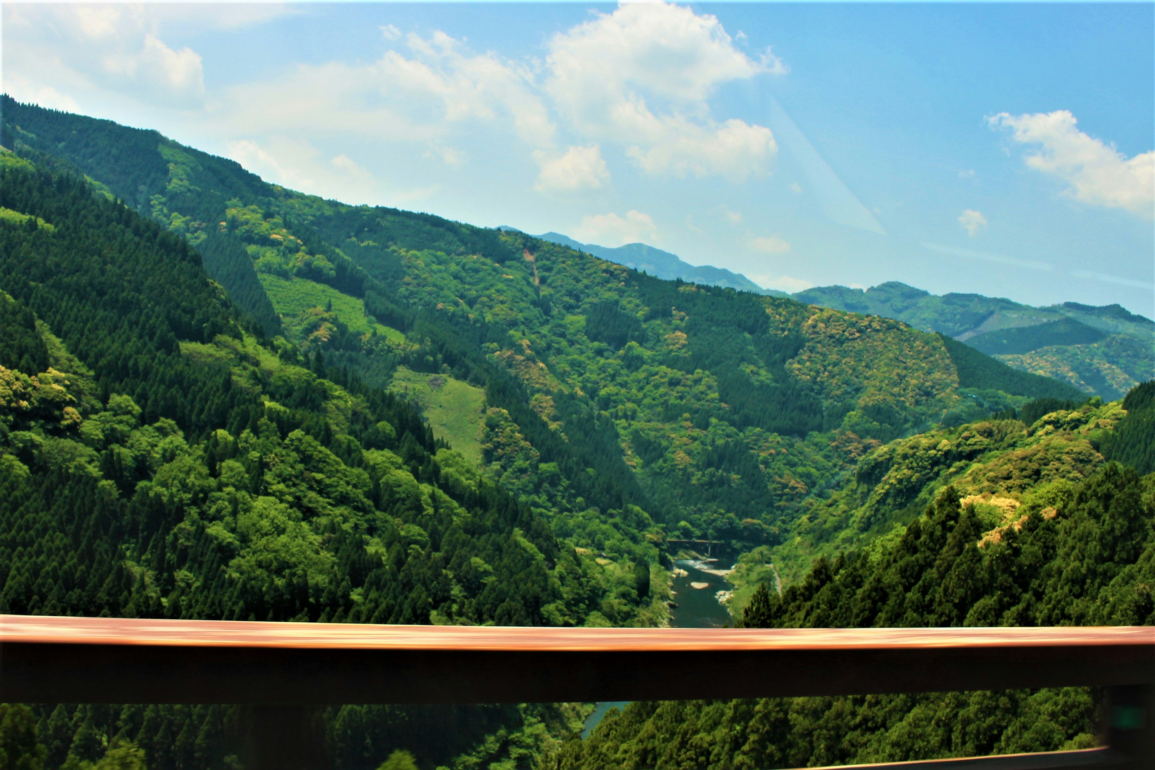 緑豊かな山々と青空の風景 鋭い山の輪郭が特徴的