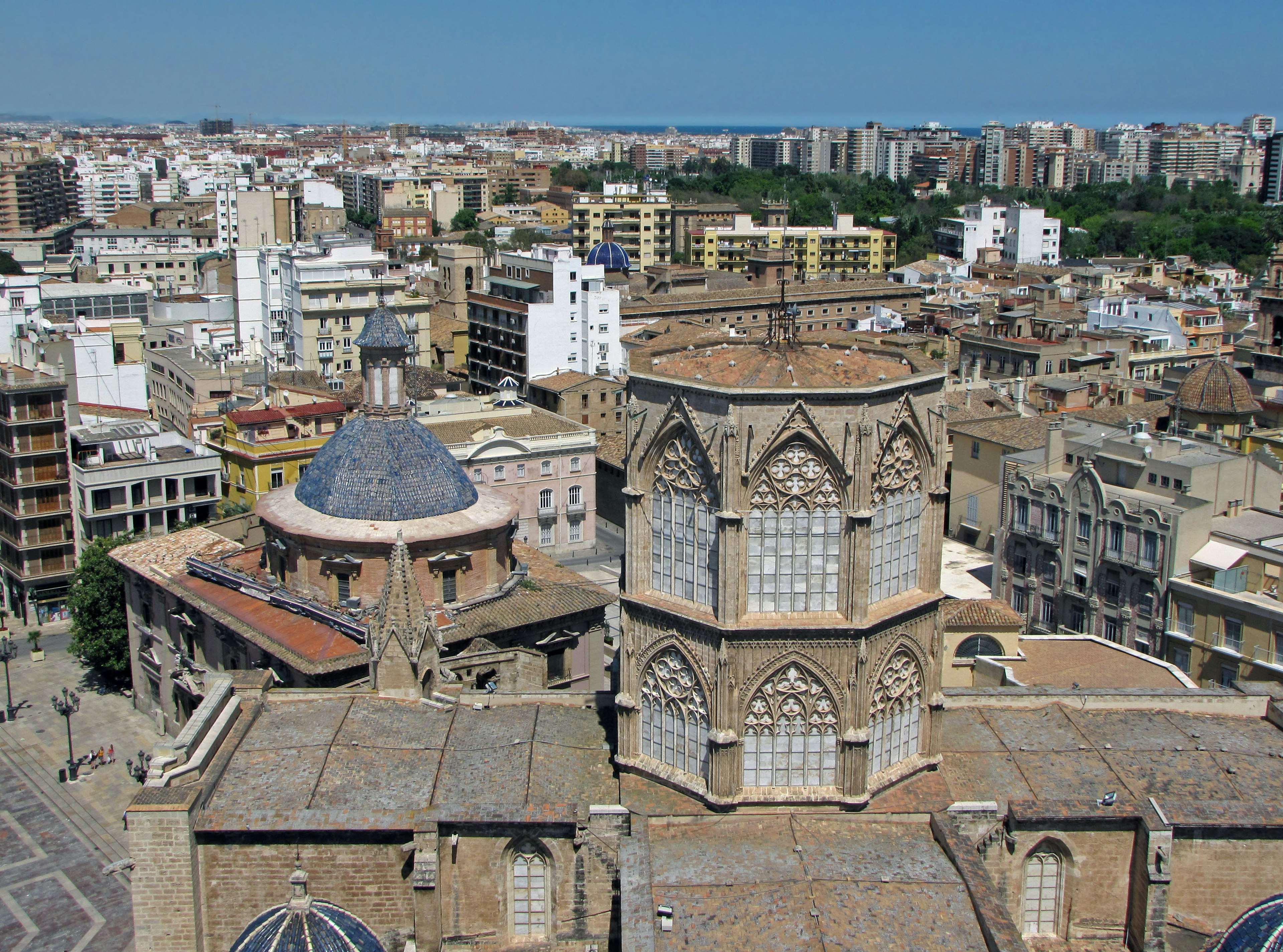 Vista panorámica de Valencia que muestra arquitectura histórica y moderna