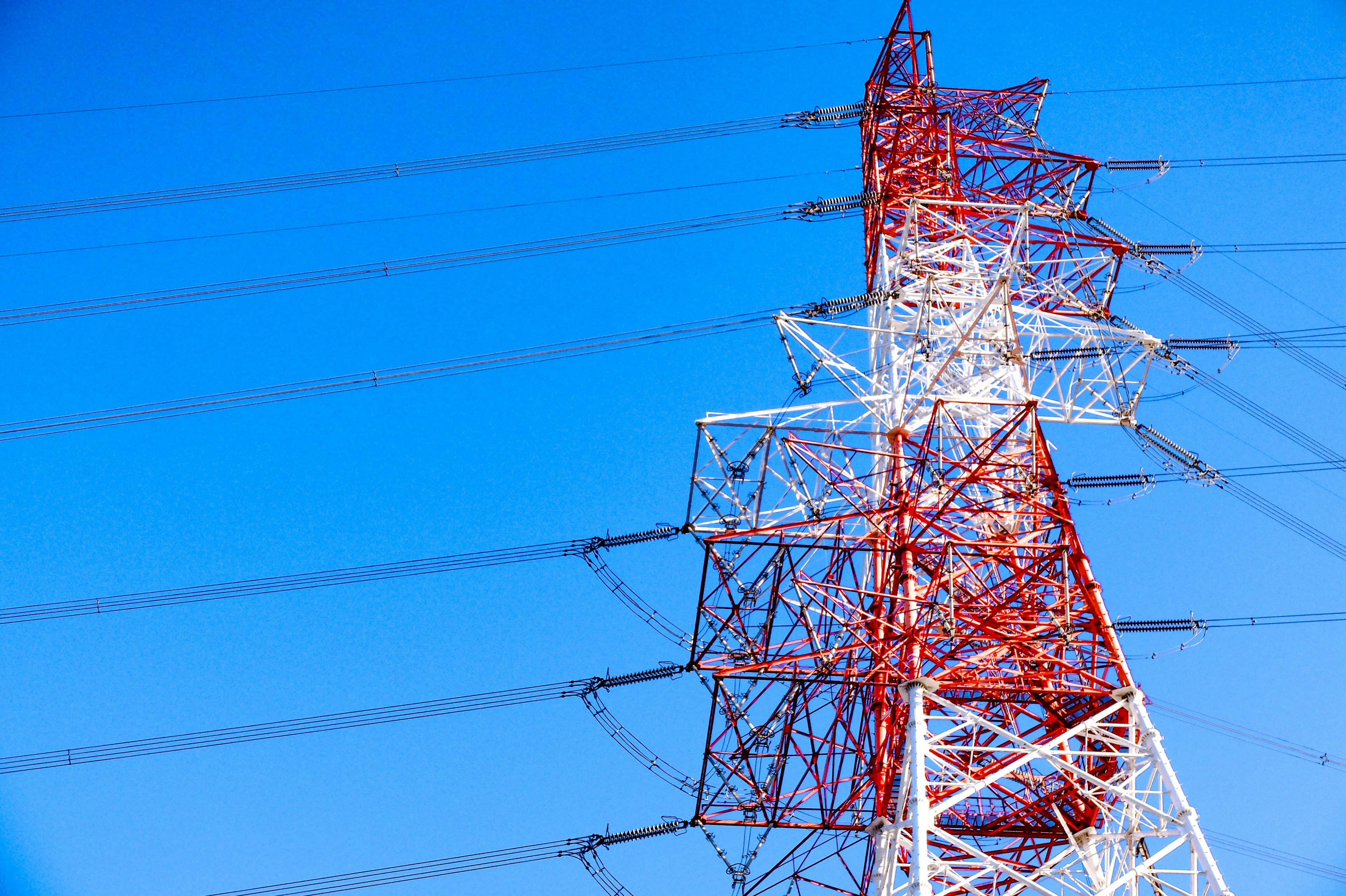 青空を背景にした赤と白の電波塔