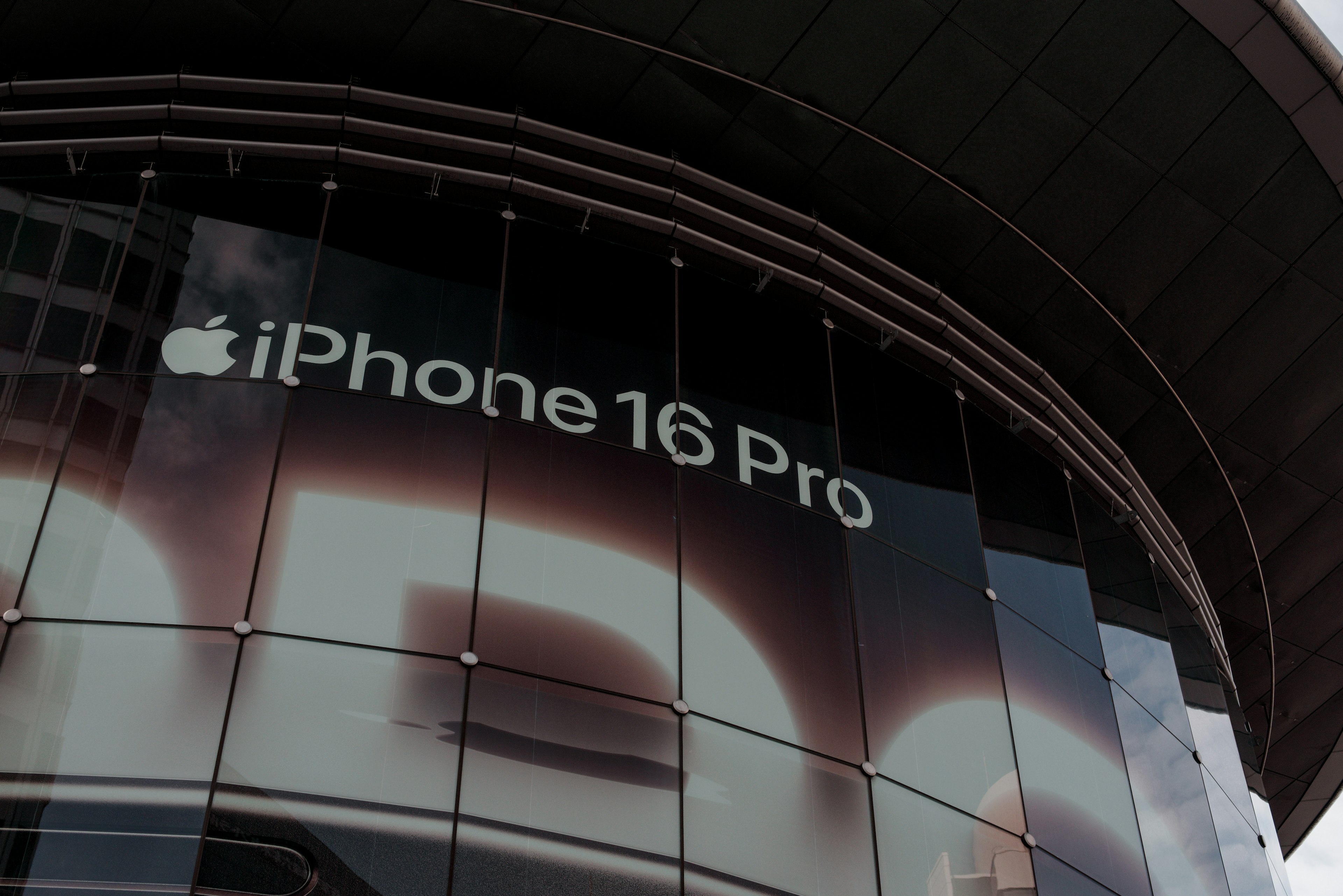 โฆษณา Apple iPhone 16 Pro แสดงอยู่ที่ด้านนอกอาคาร