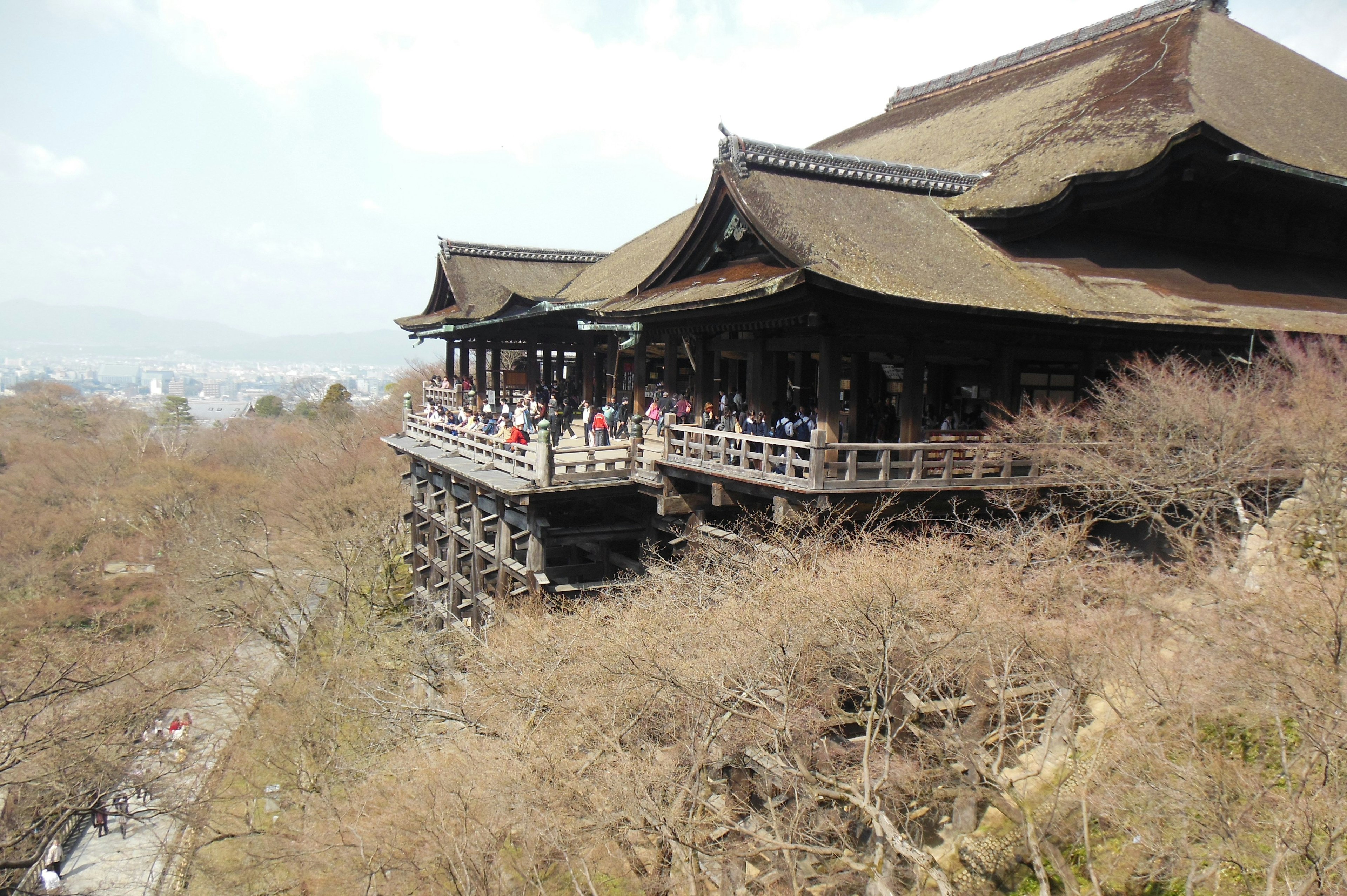 Struktur kayu Kiyomizu-dera dengan turis