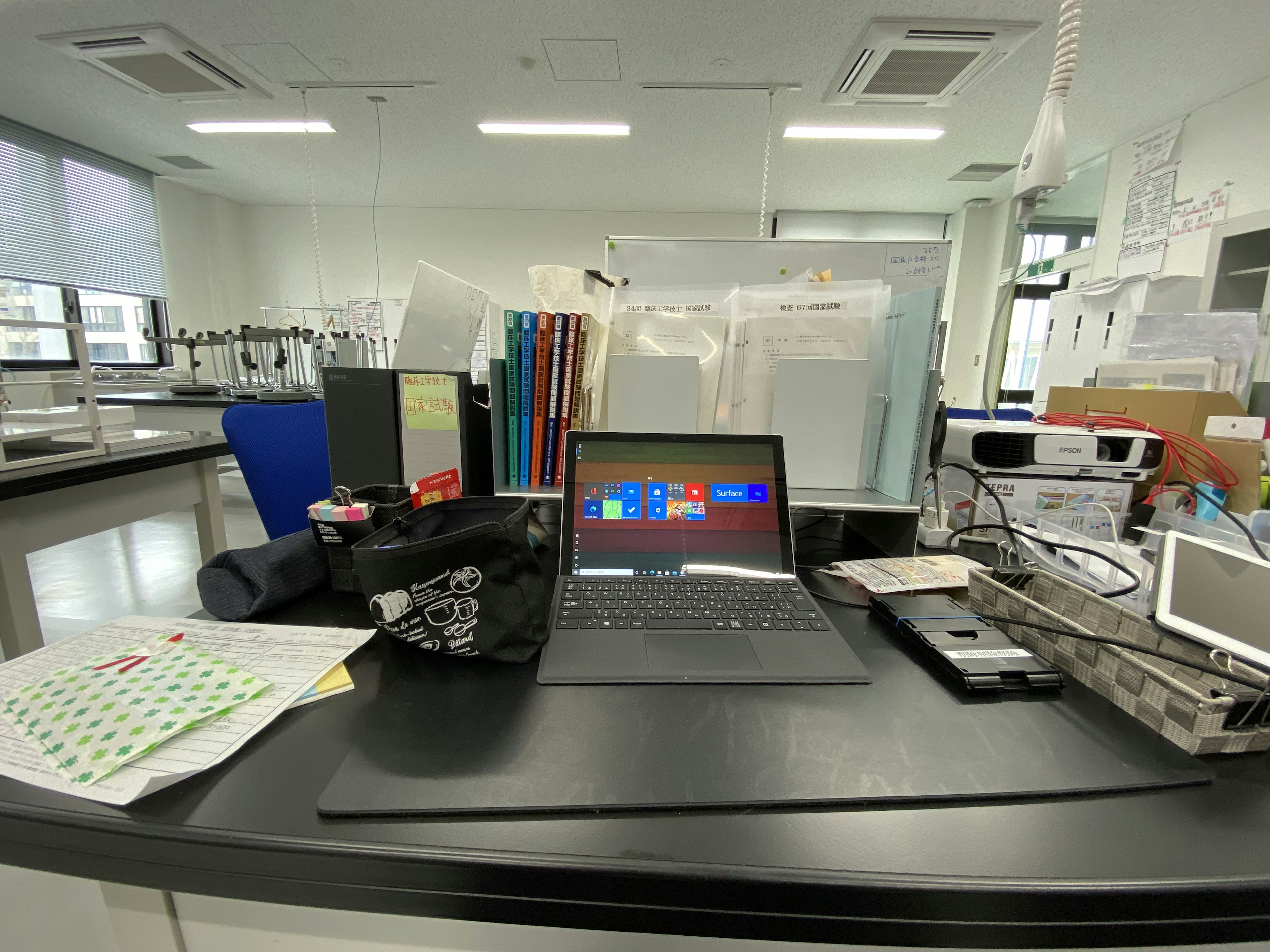 Laptop su un tavolo in un laboratorio con documenti organizzati