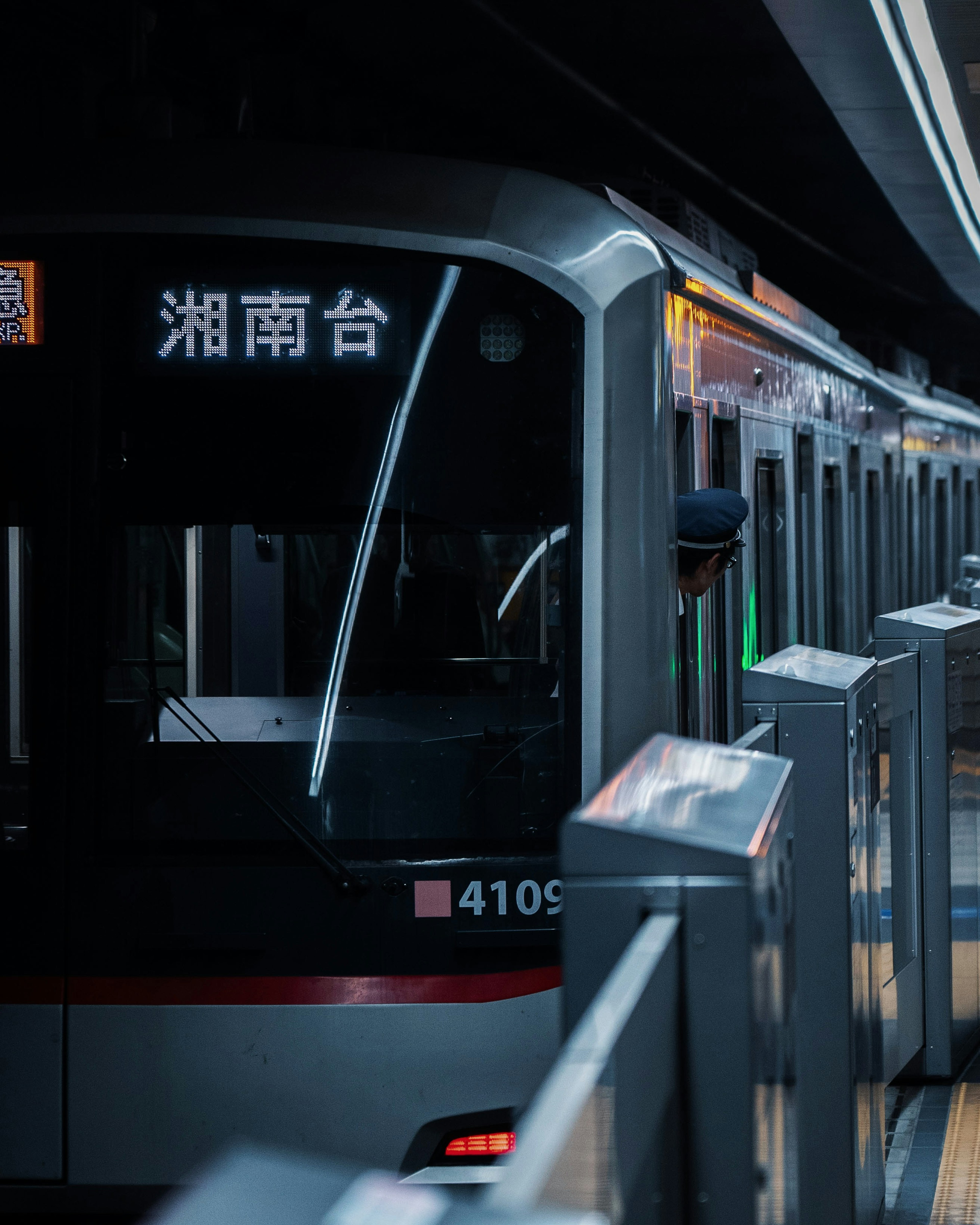 地下鉄の駅で停車中の電車とホームの様子