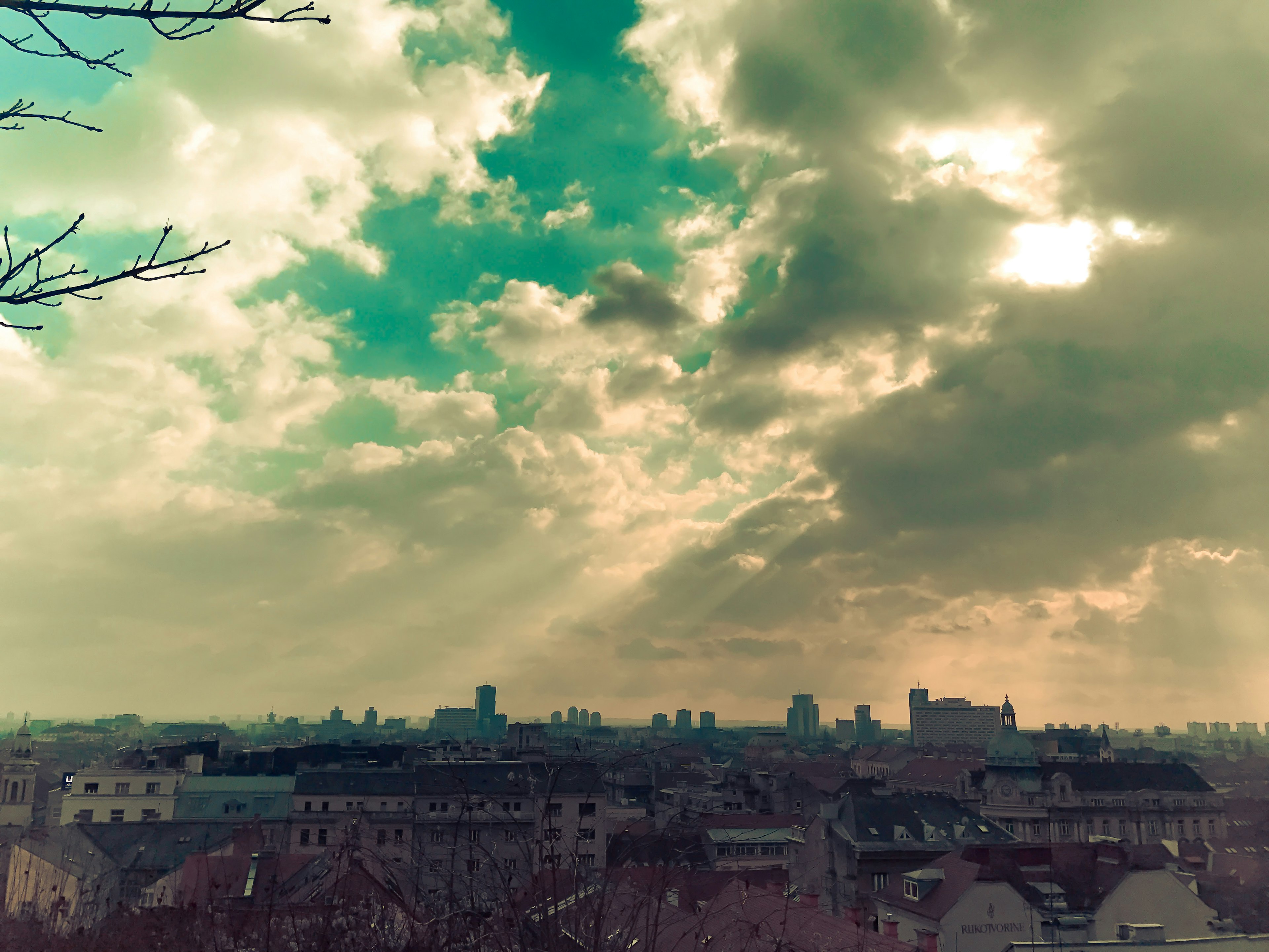 Skyline cittadina sotto un cielo drammatico con nuvole