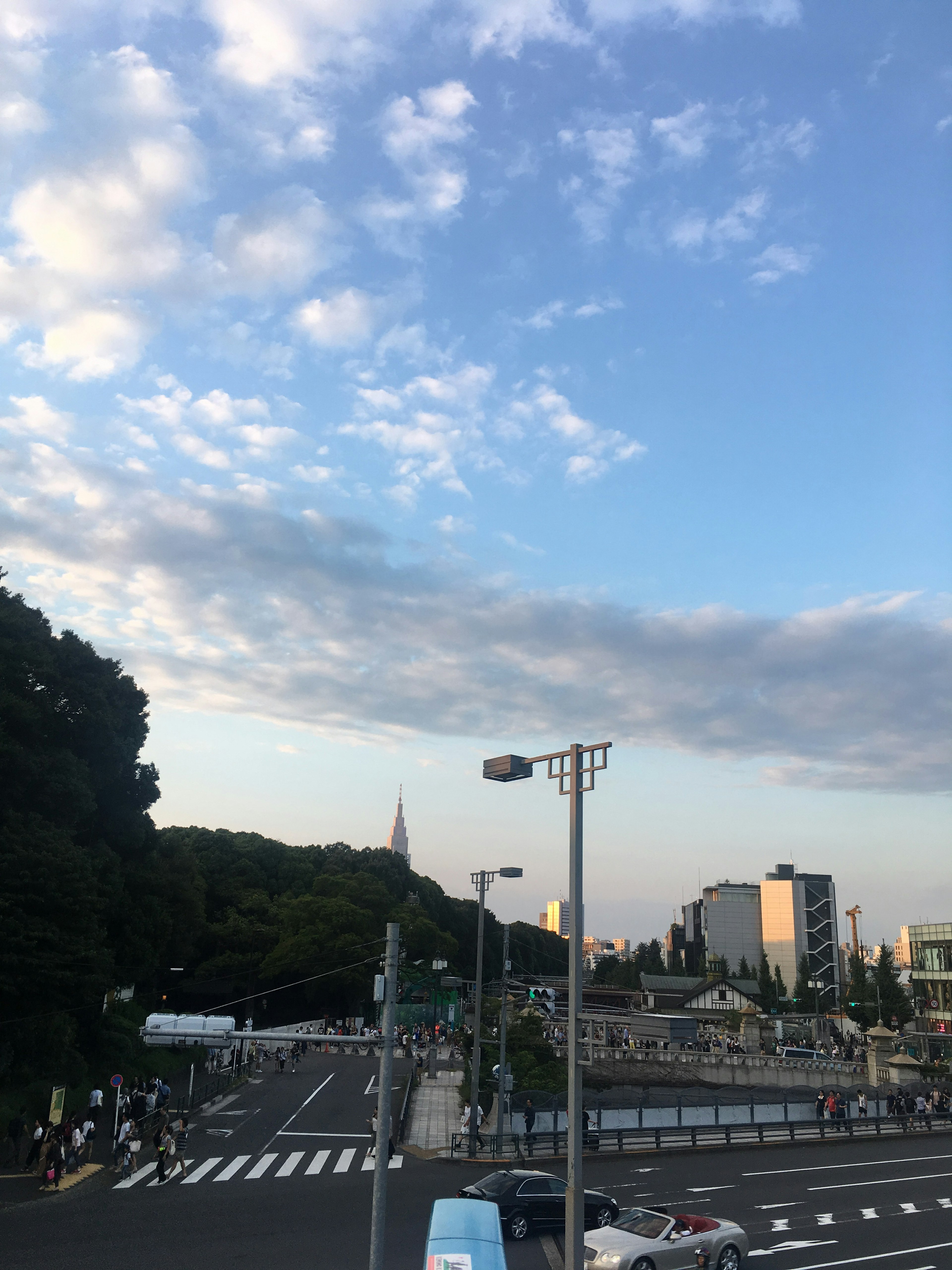 青空と雲の下に広がる都市景観と交差点