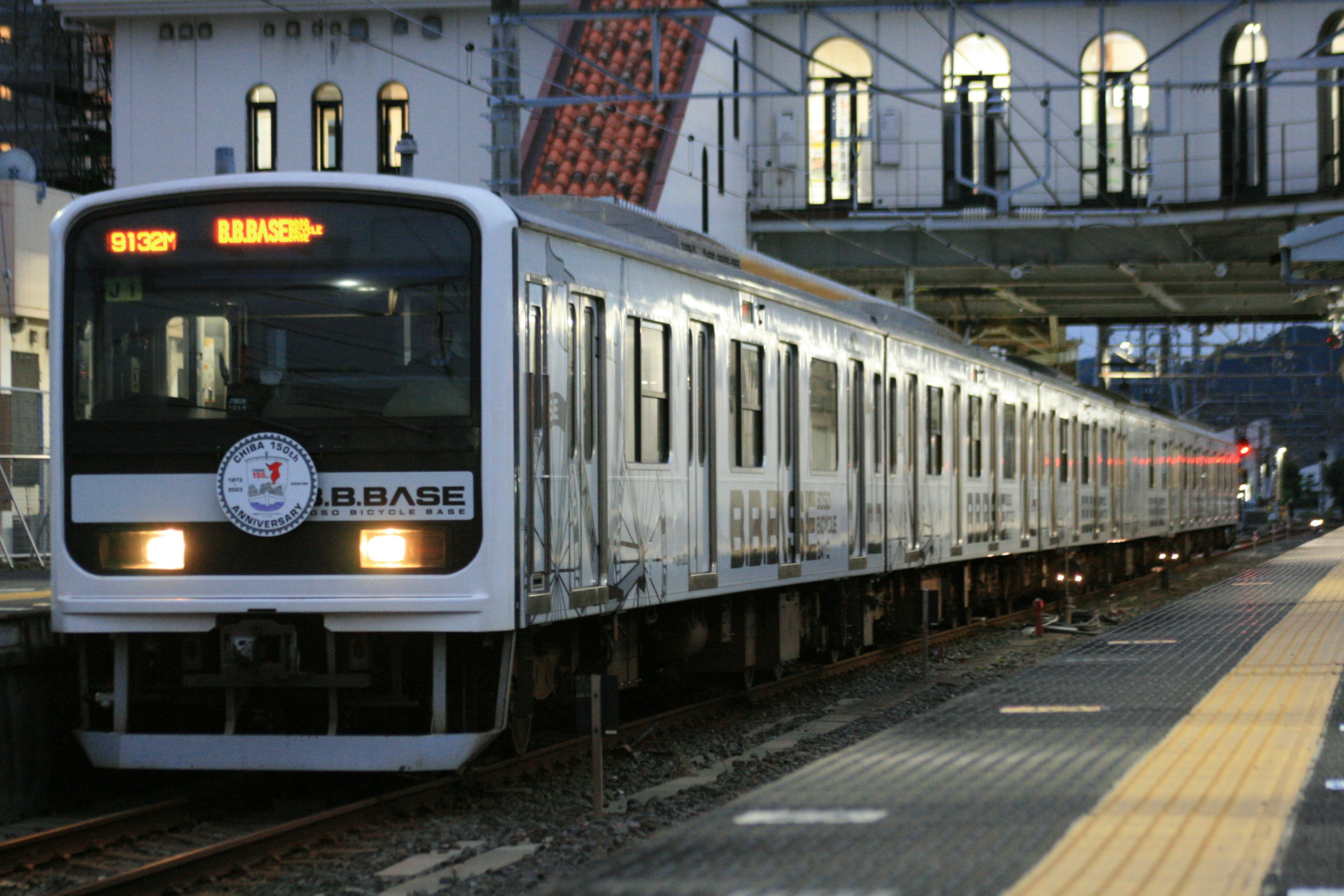 Un tren blanco está detenido en una estación