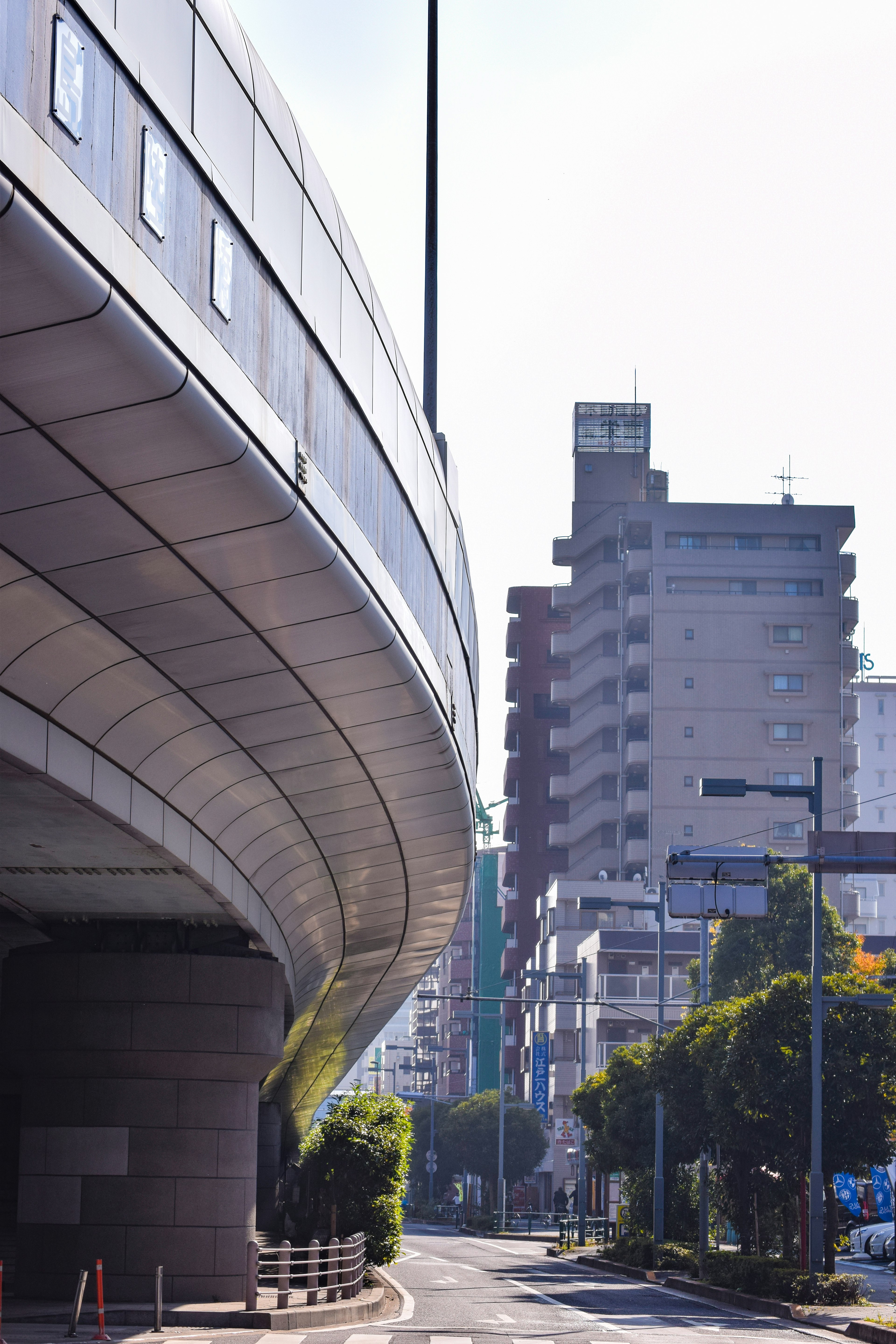 Strada sopraelevata curva con edifici vicini in un paesaggio urbano