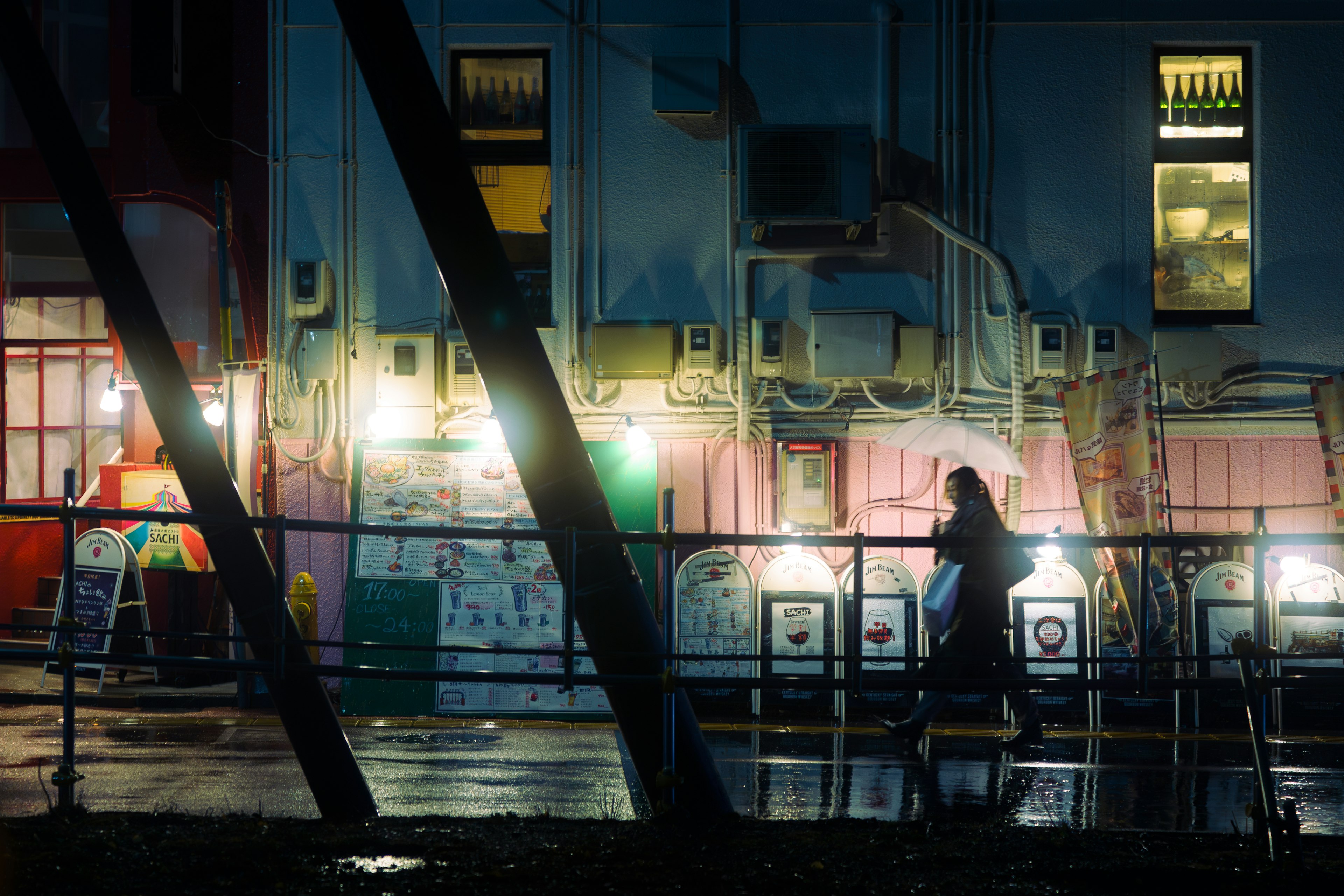 Escena urbana nocturna con la silueta de una persona caminando