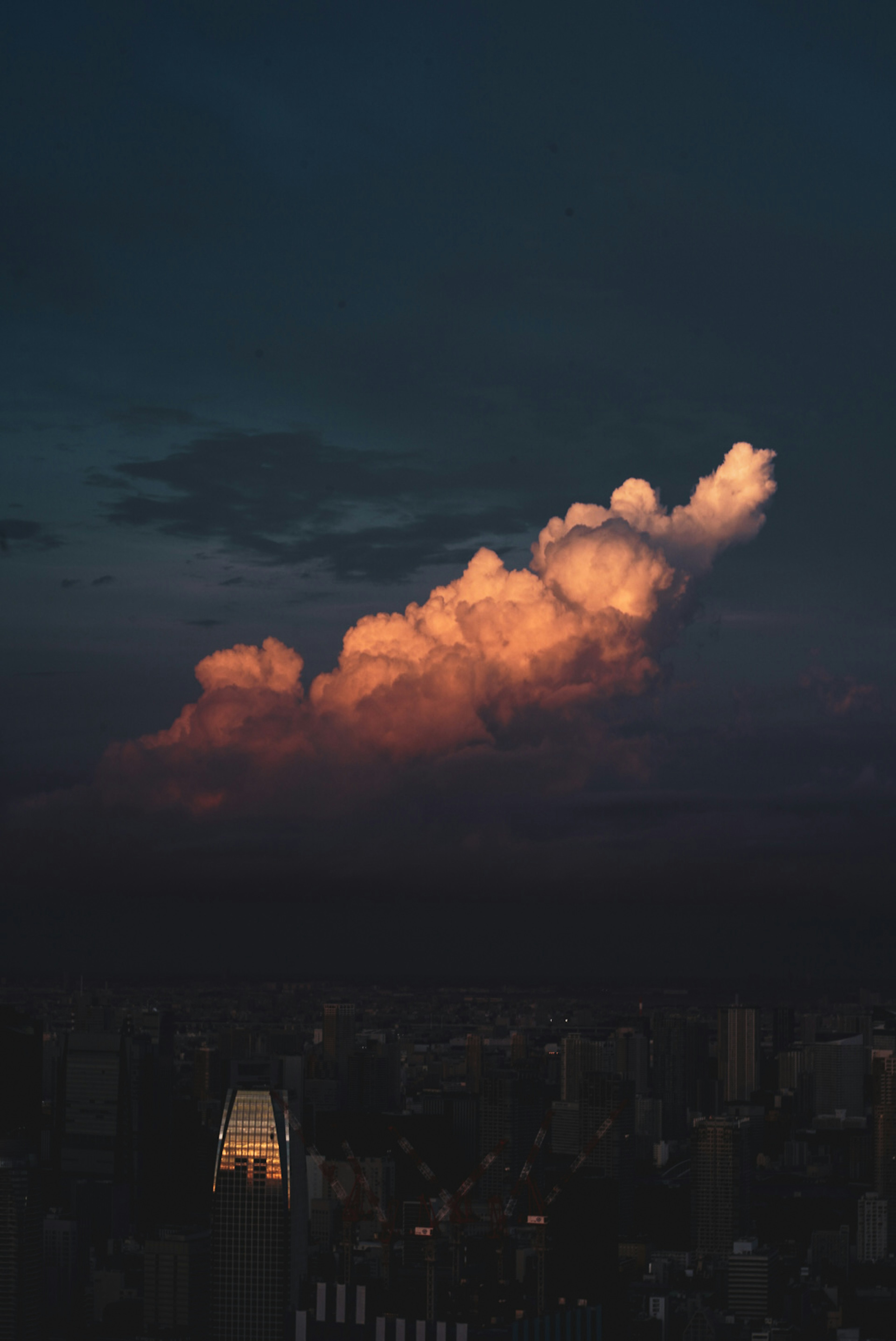 Awan oranye di langit gelap saat senja