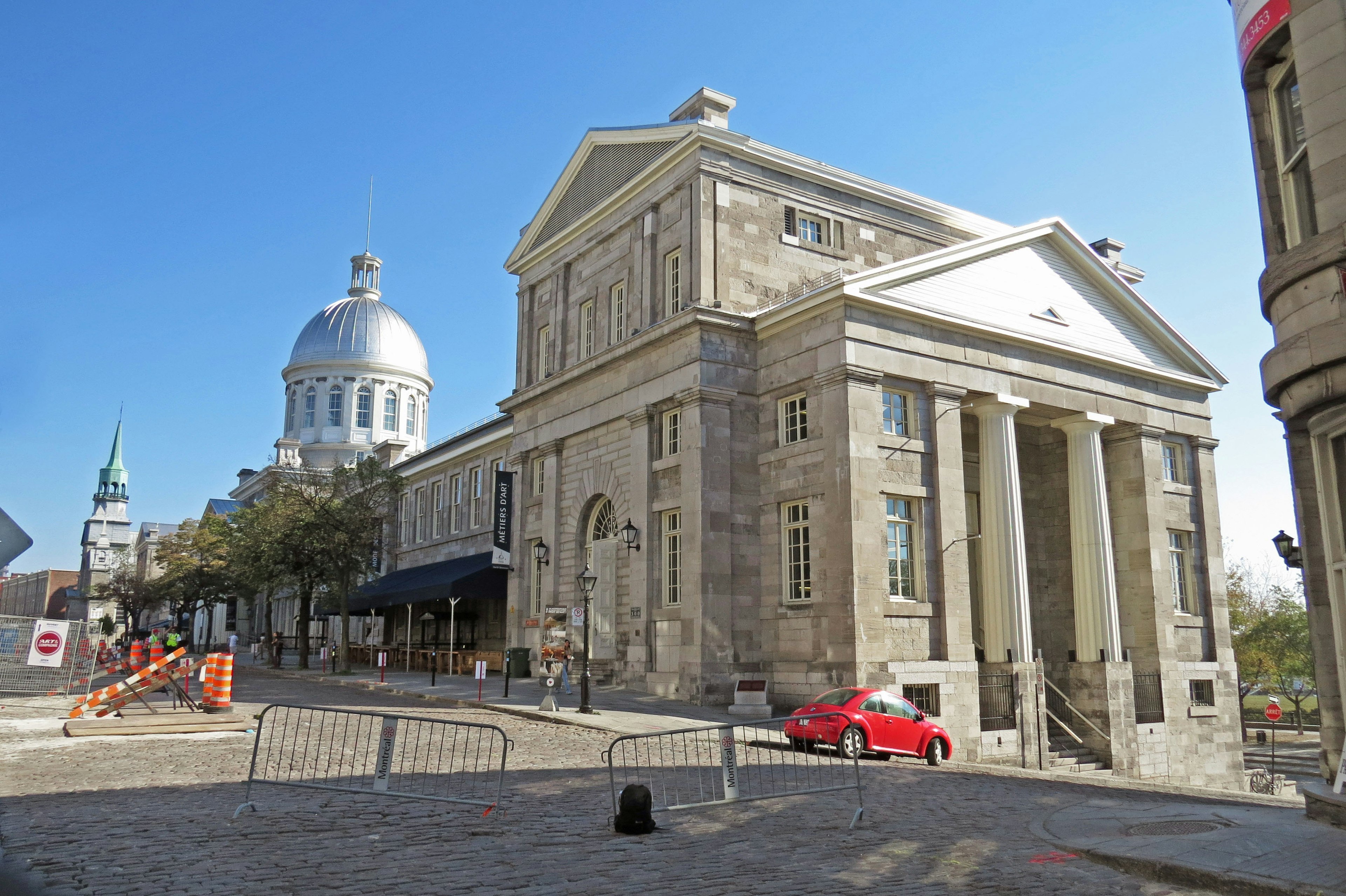 Historische Gebäude in Montreal mit einer kuppelförmigen Kirche und Kopfsteinpflasterstraßen