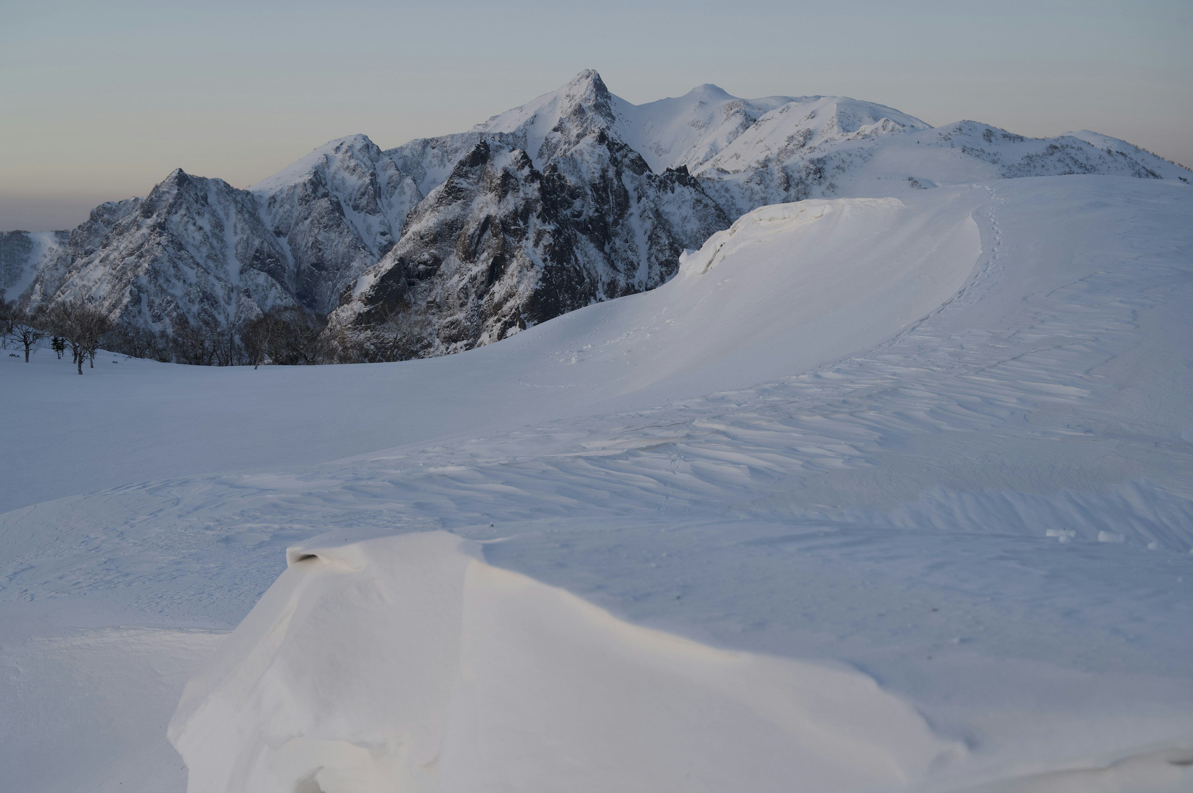 Vaste paysage enneigé avec montagnes et ciel serein