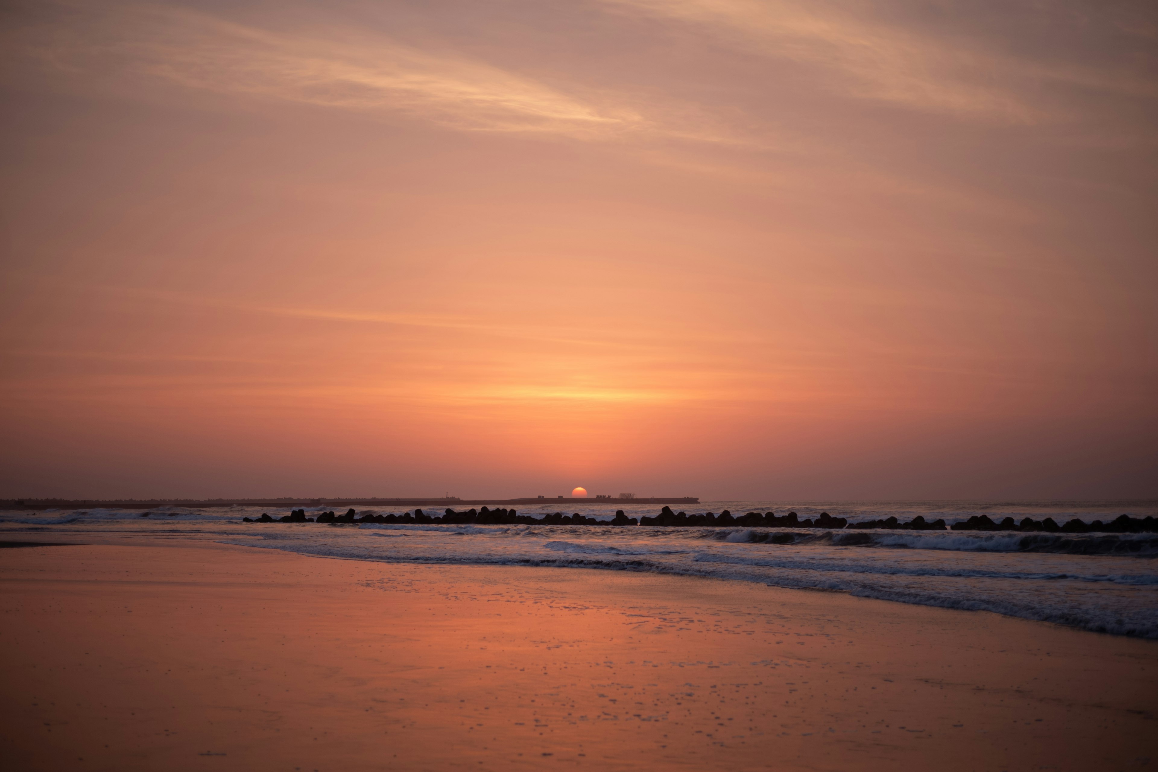 Bellissima scena di spiaggia con il tramonto sull'oceano