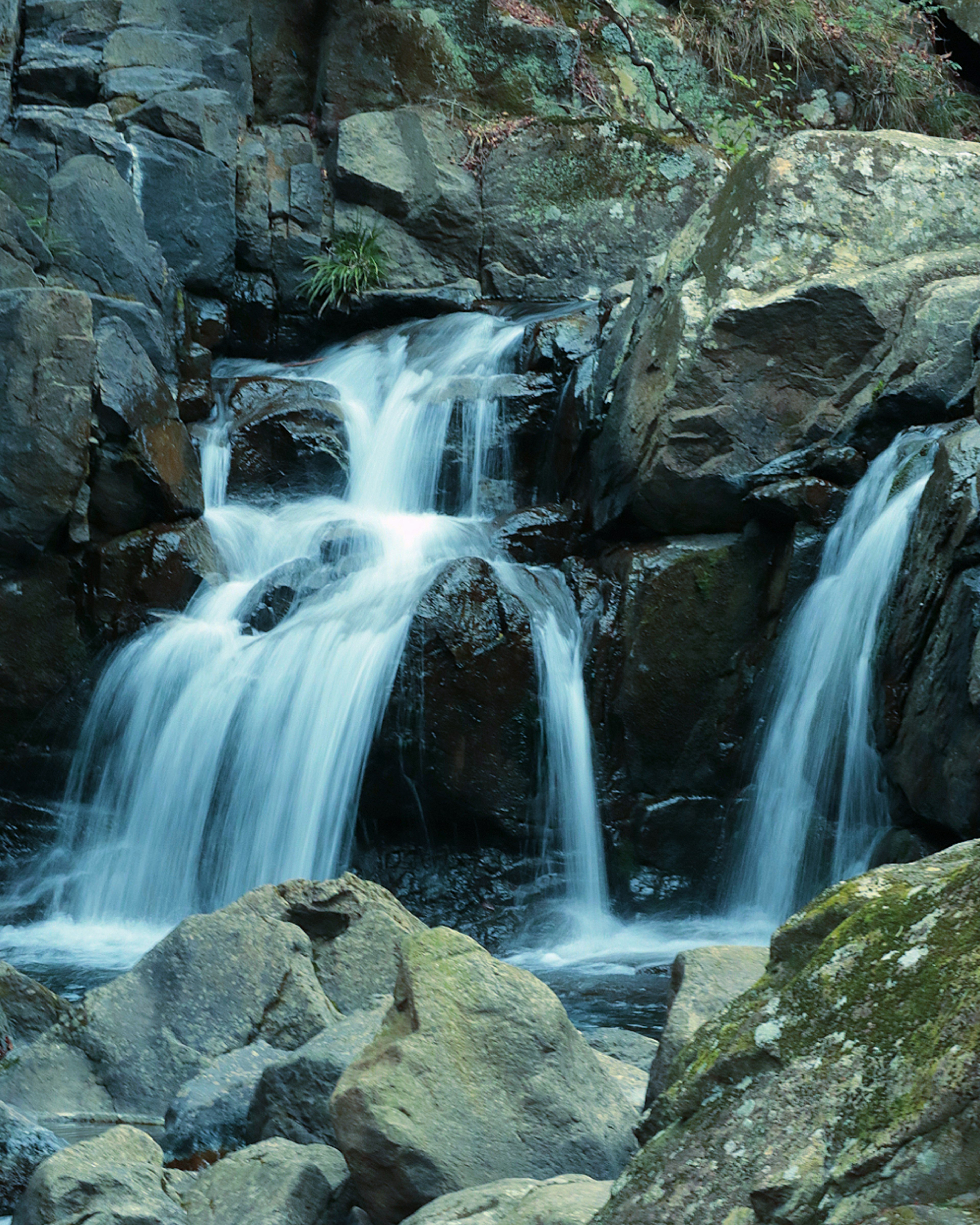 Schöner Wasserfall, der zwischen Felsen fließt