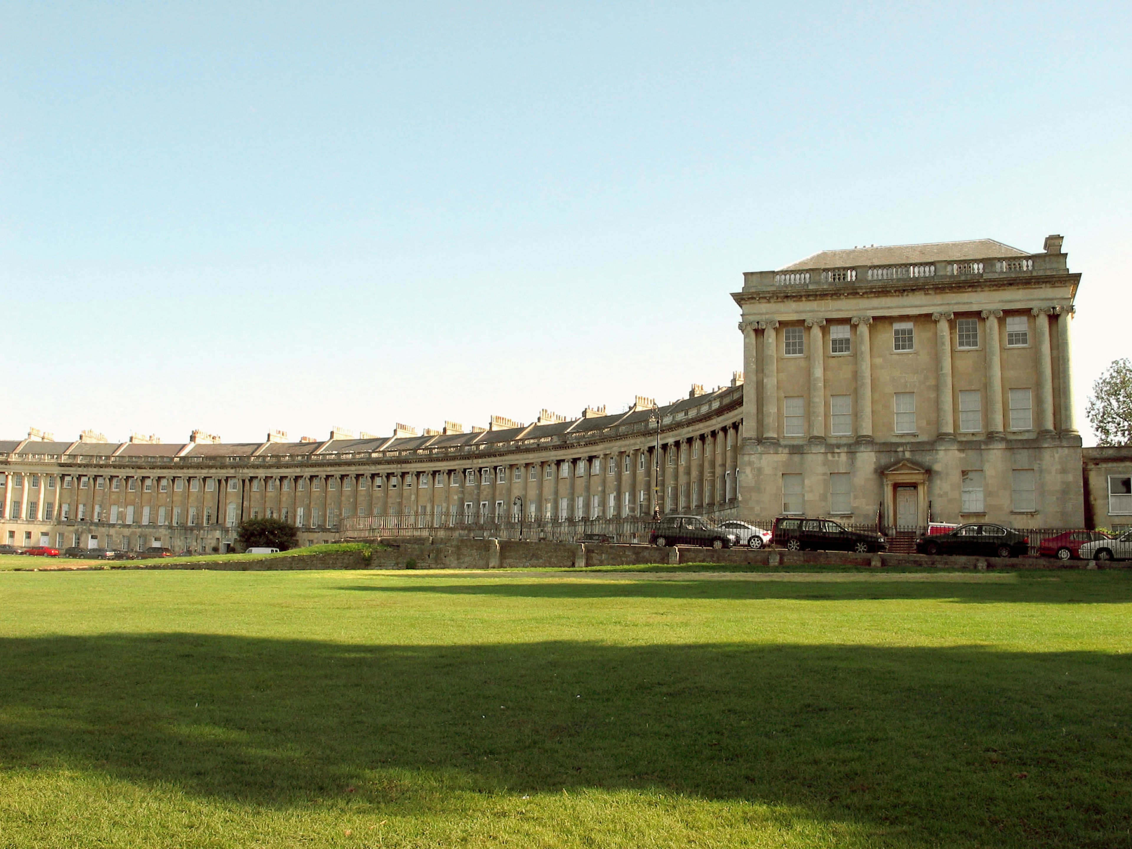 Le grand Royal Crescent à Bath avec une vaste pelouse verte