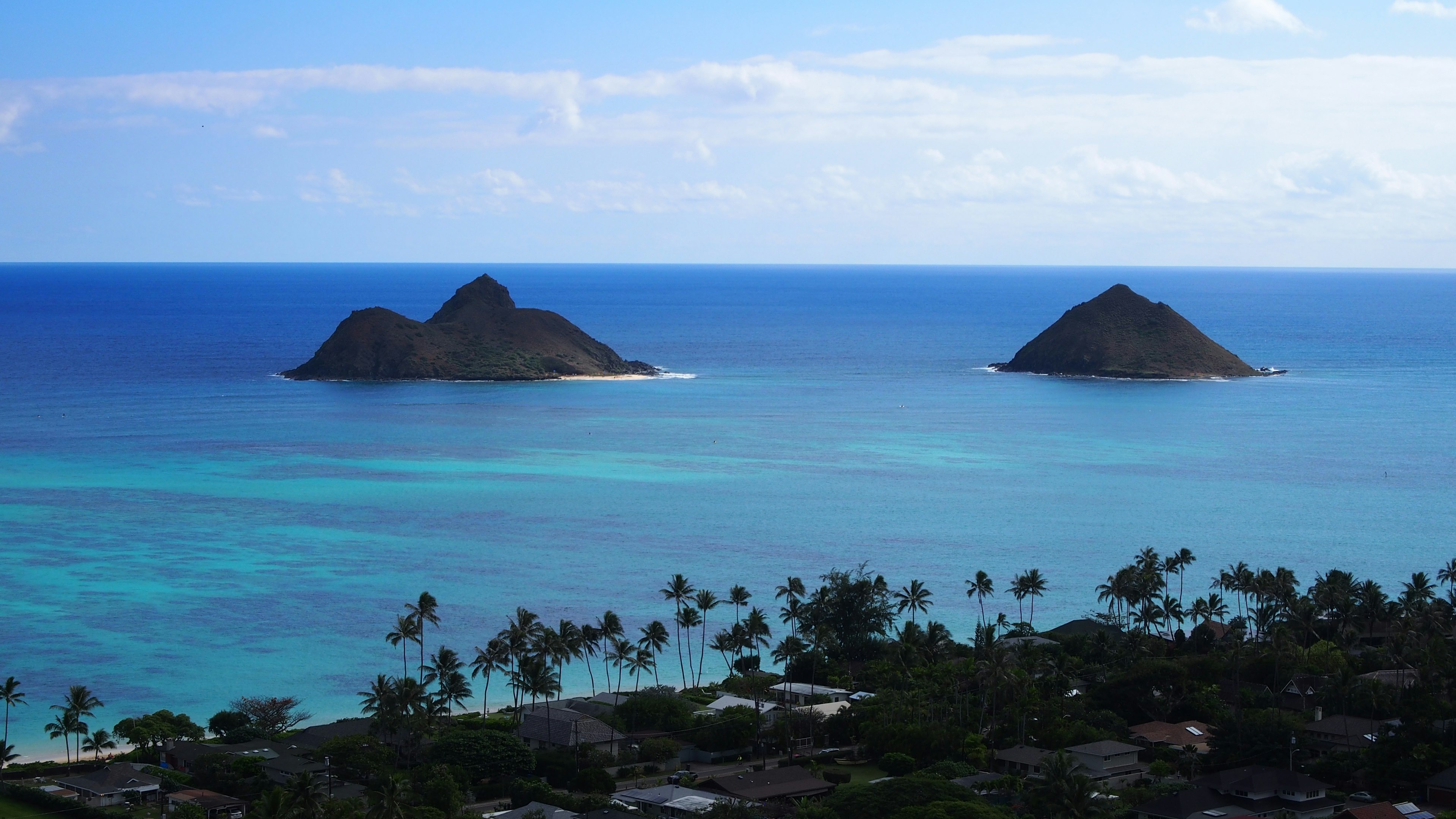 Vue de l'océan bleu avec deux petites îles