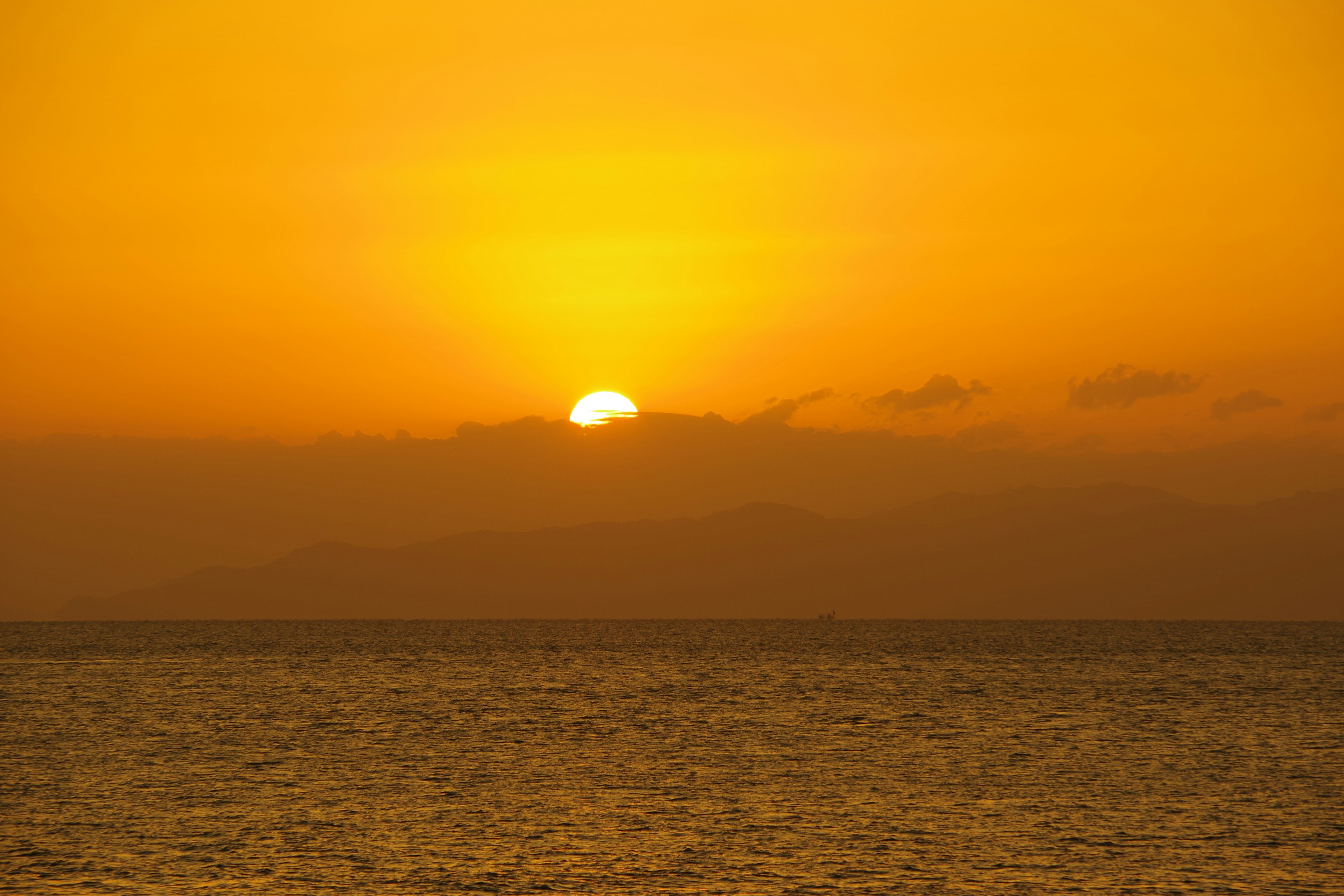 Bellissimo tramonto arancione sull'oceano