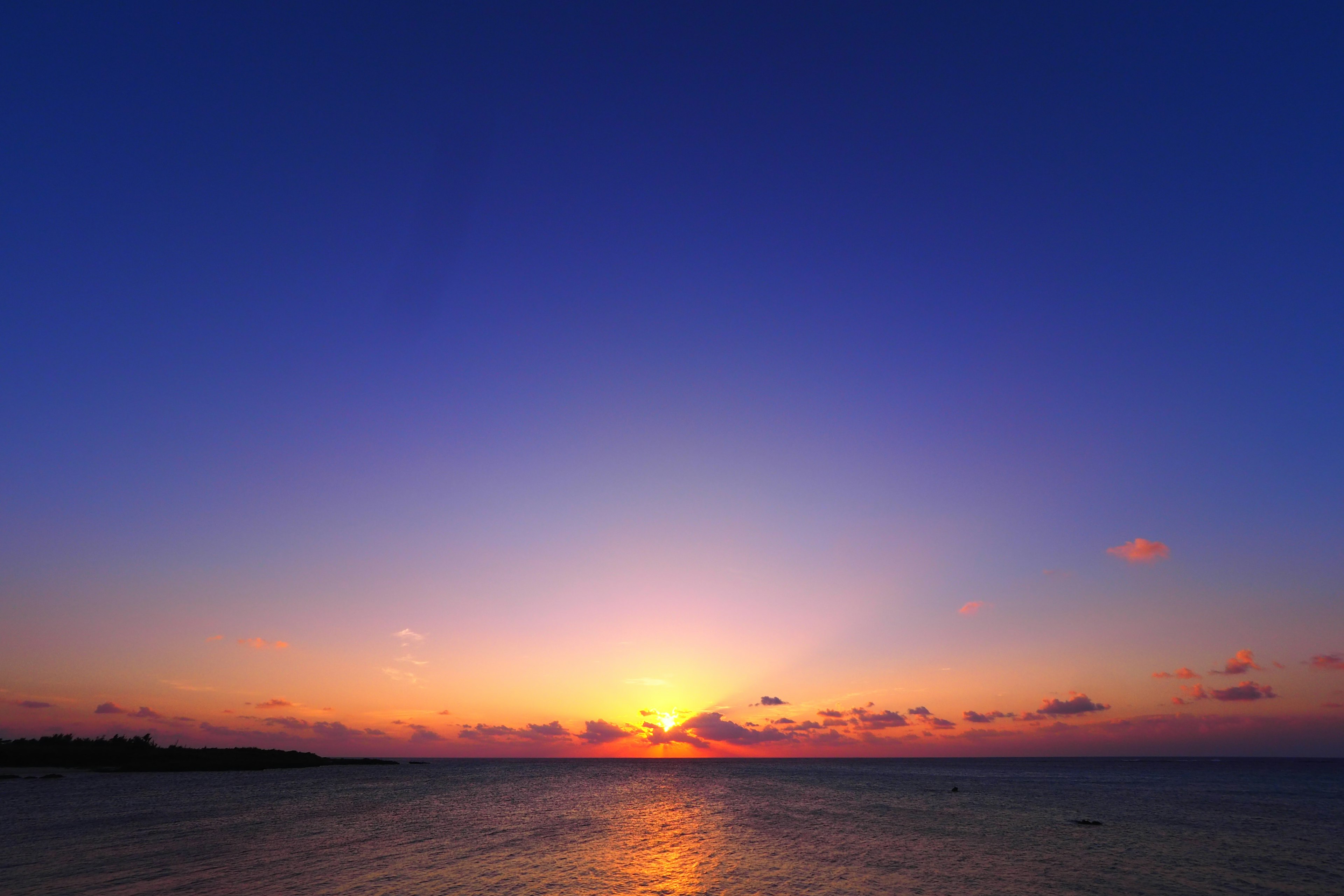 美丽的海上日落与渐变天空