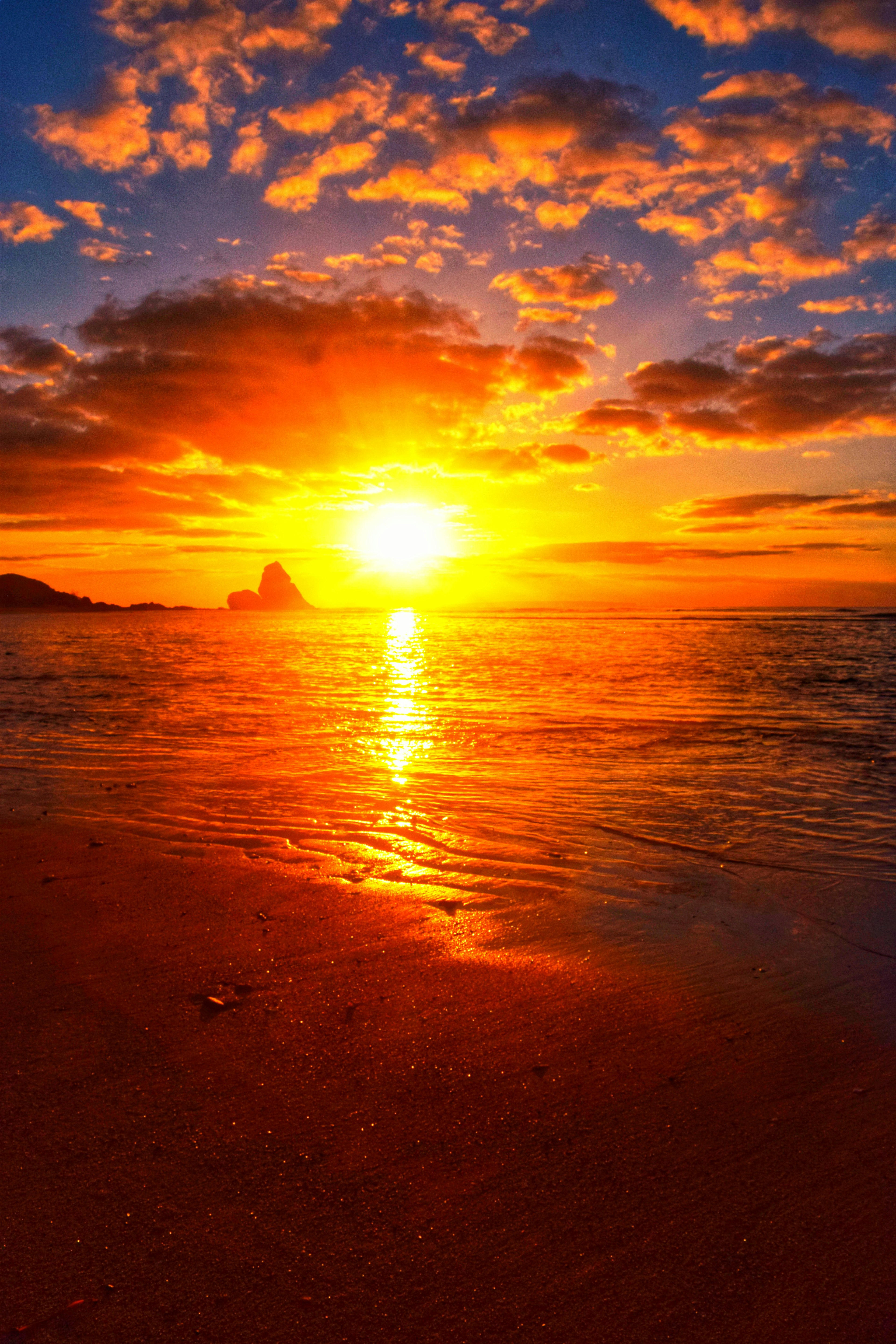 Bellissimo tramonto sull'oceano con cielo arancione