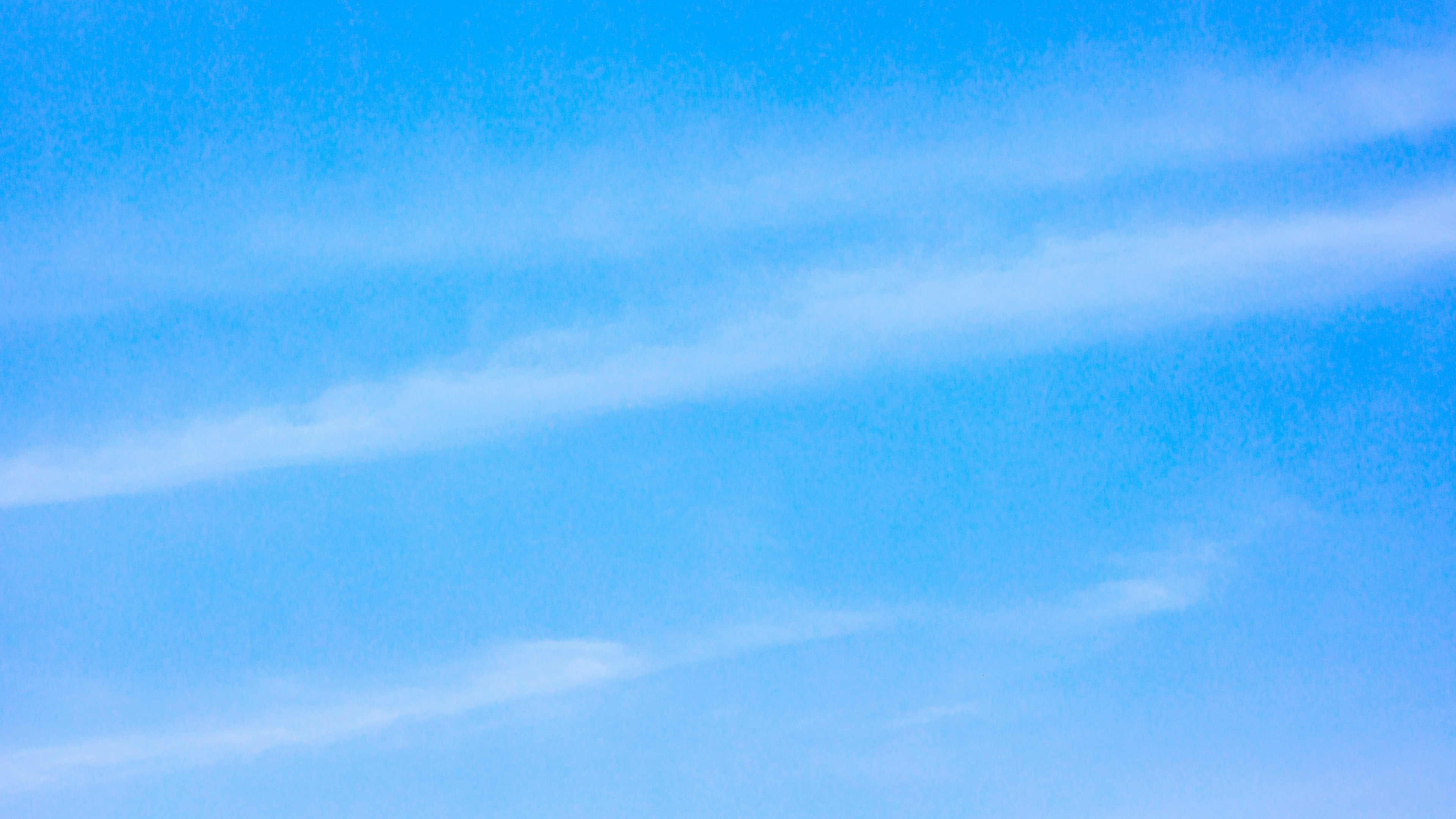 Un cielo azul claro con suaves nubes blancas