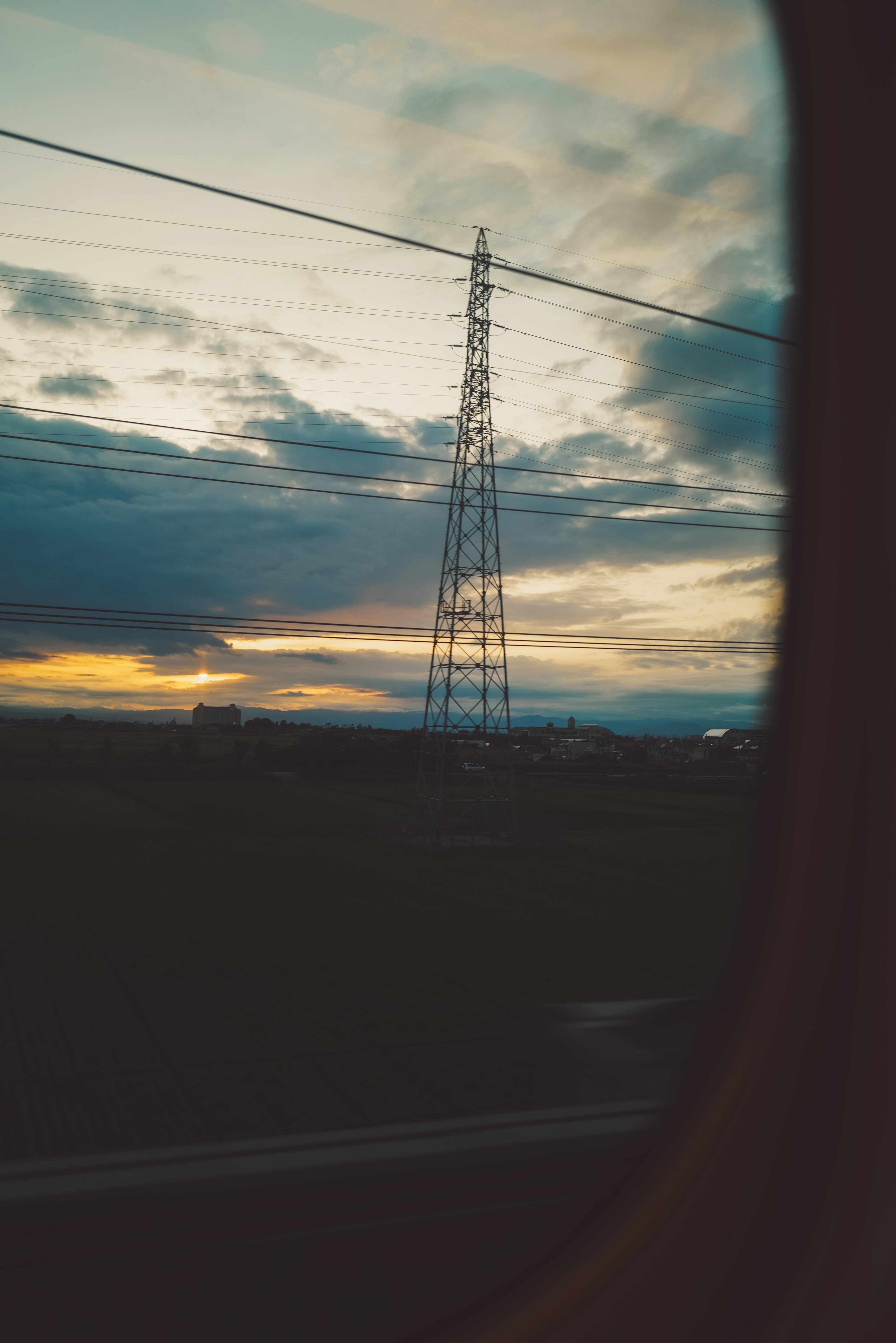 窓から見える夕暮れの空と電柱