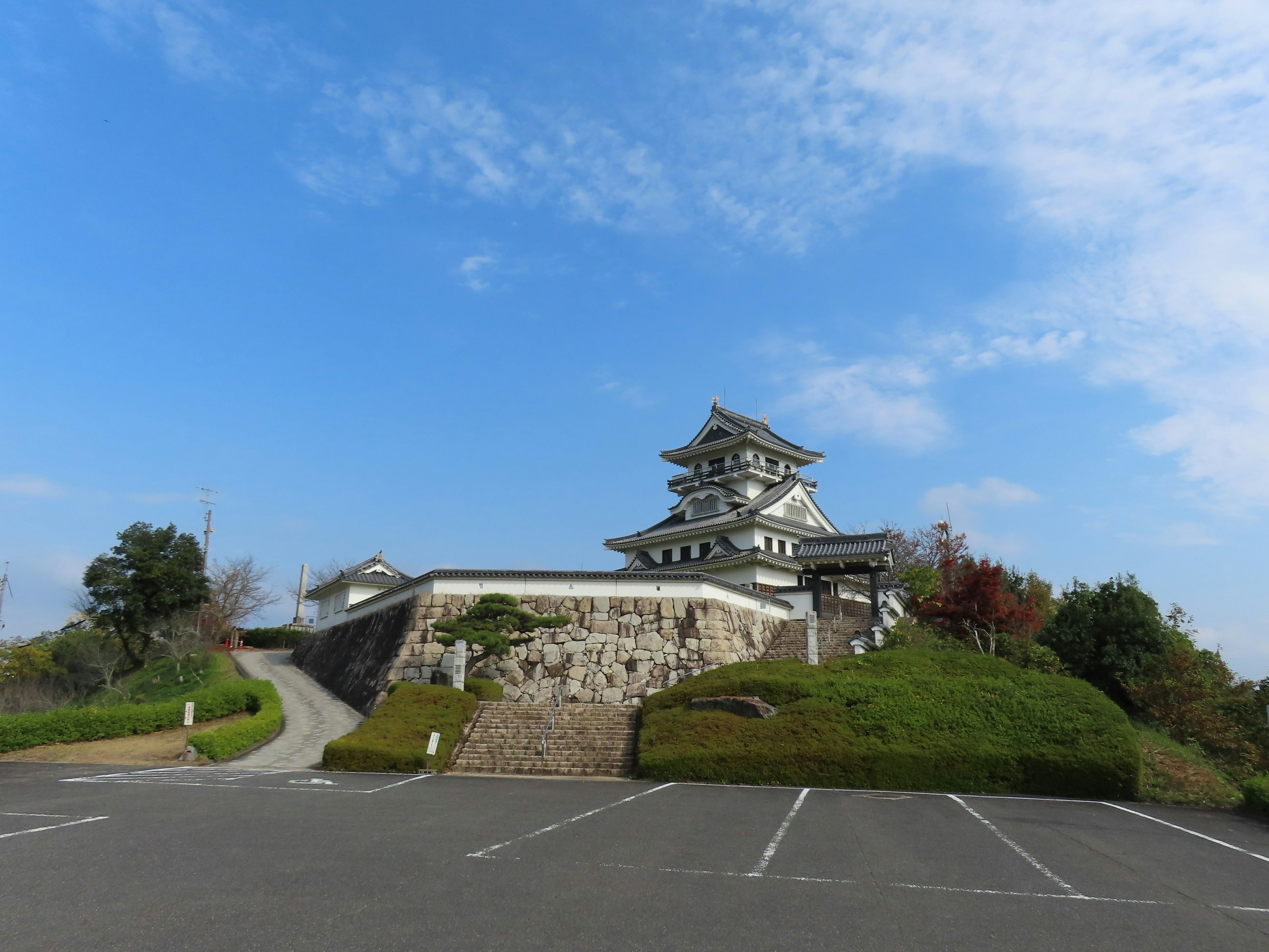 A beautiful castle under a blue sky with green surroundings