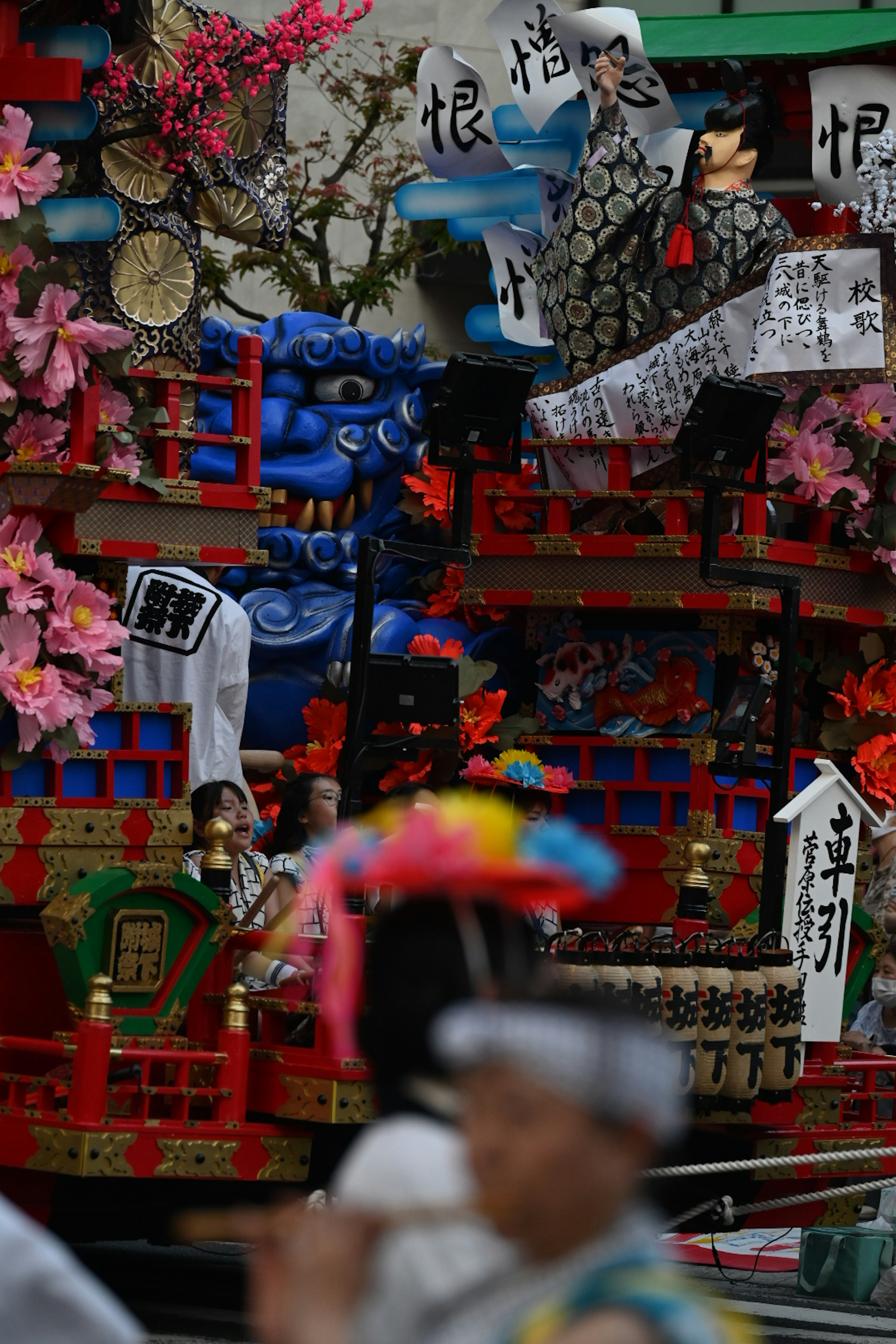 華やかな祭りの山車が色とりどりの装飾で飾られています