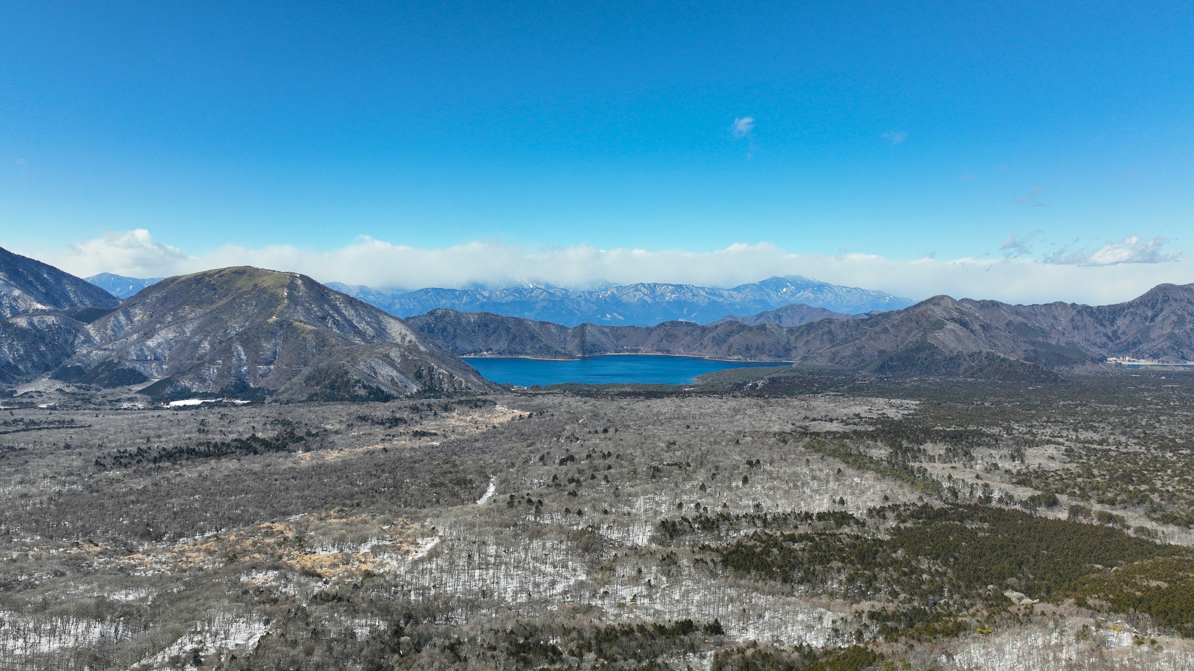 Pemandangan panorama lanskap luas dengan gunung dan danau biru