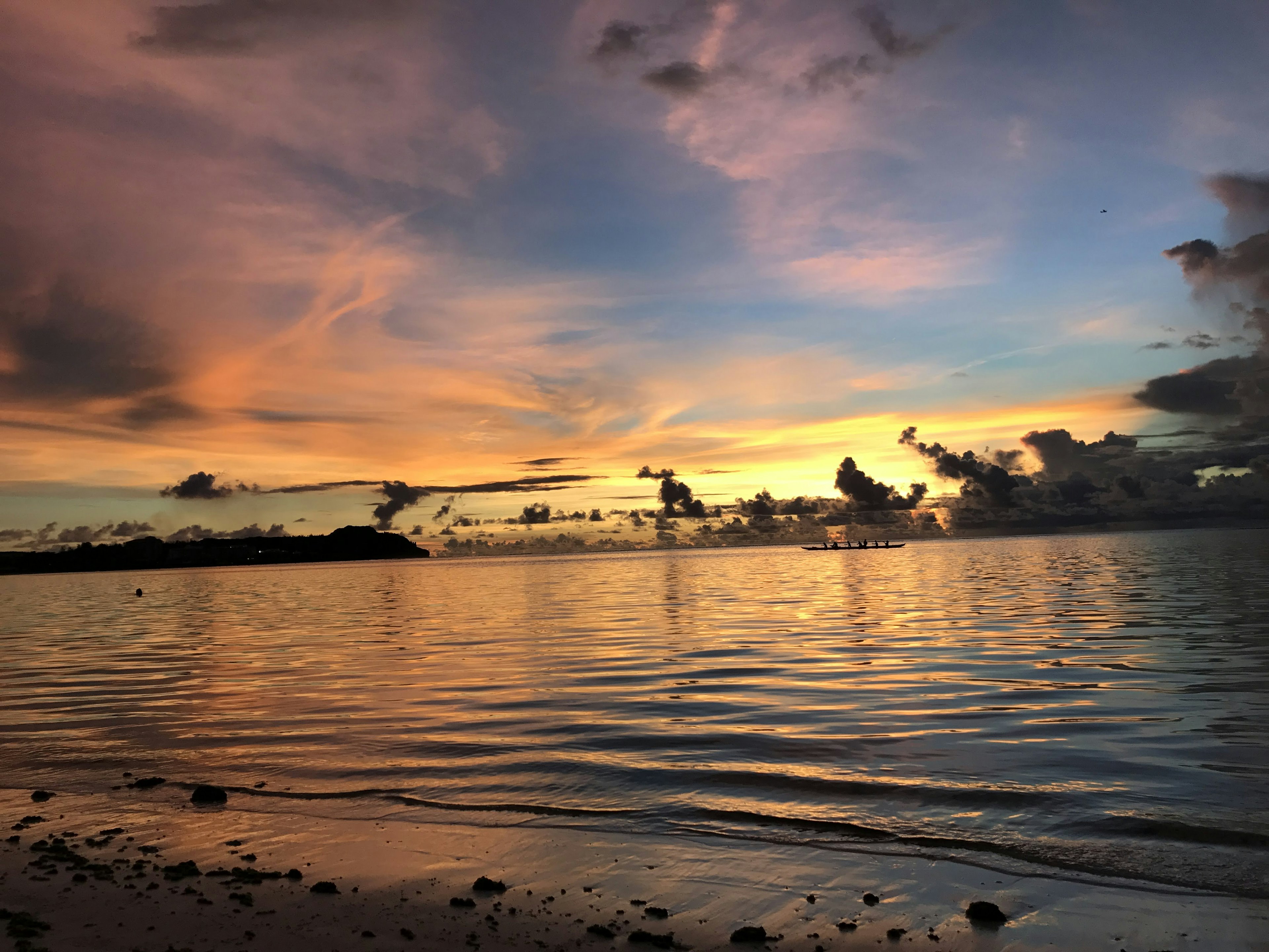 Schöner Sonnenuntergang über dem Ozean ruhiges Wasser und bunter Himmel