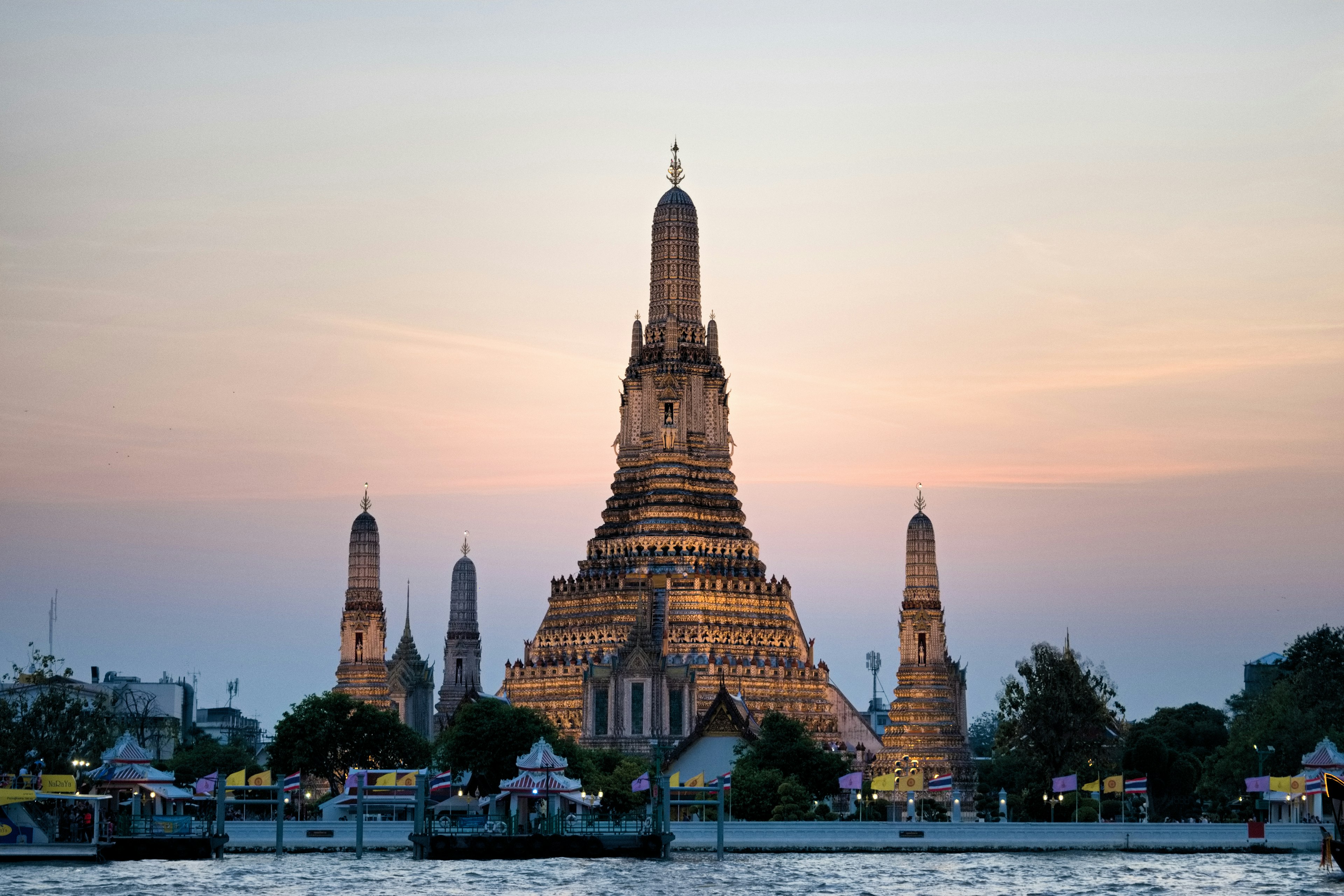 Wat Arun ở Bangkok vào lúc hoàng hôn