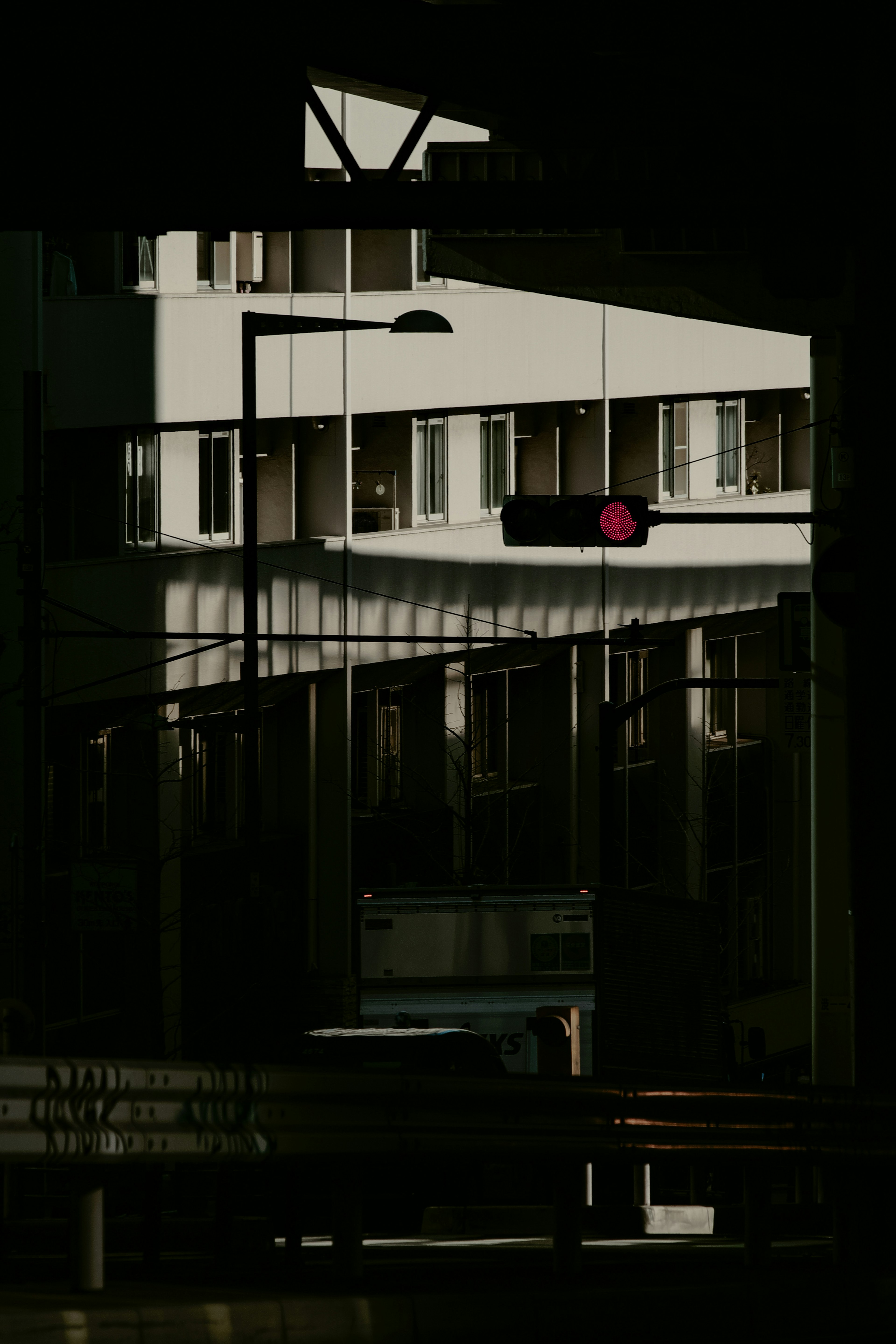 Silhouette di una struttura di stazione con un semaforo rosso