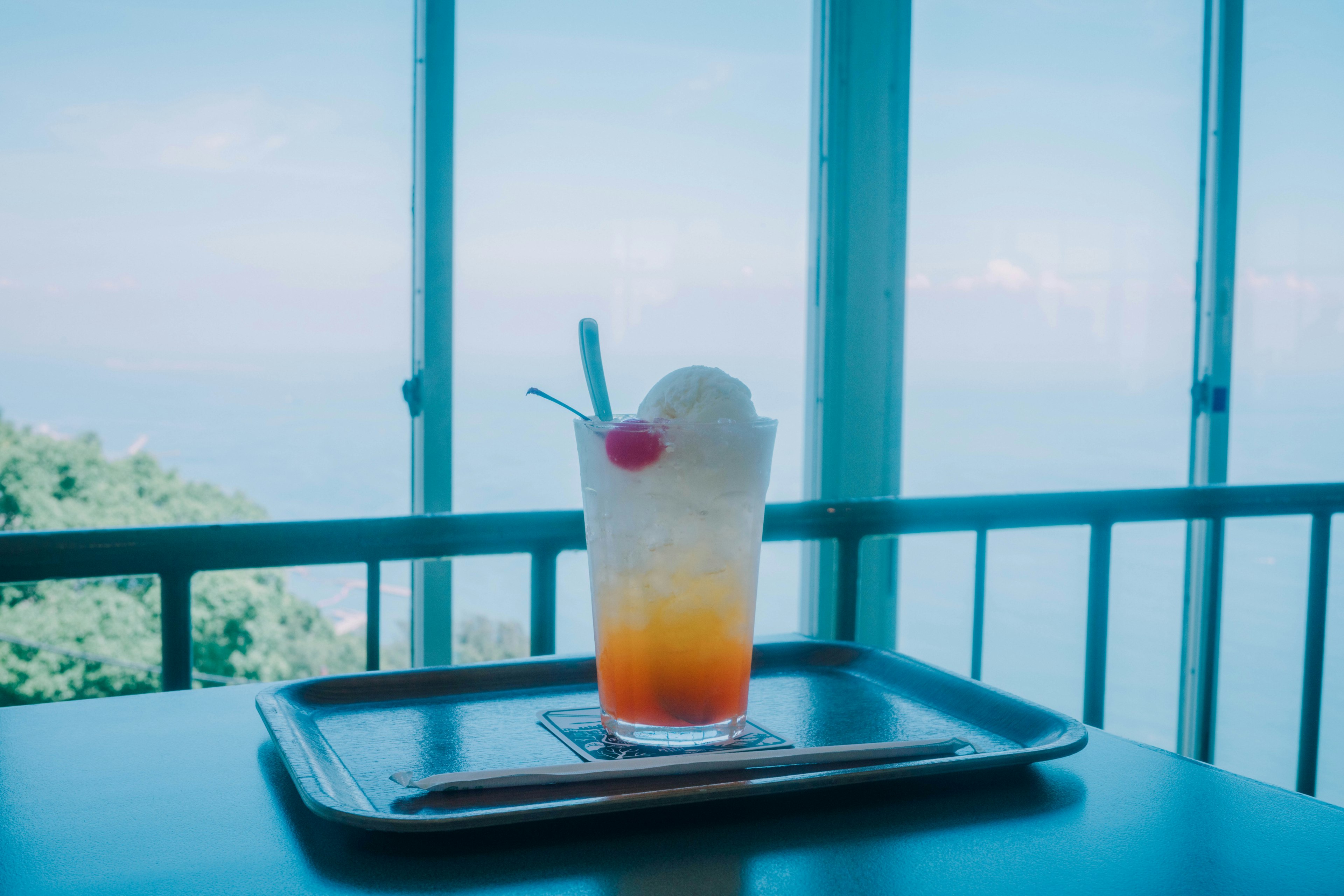 Cóctel con helado frente a una vista al mar