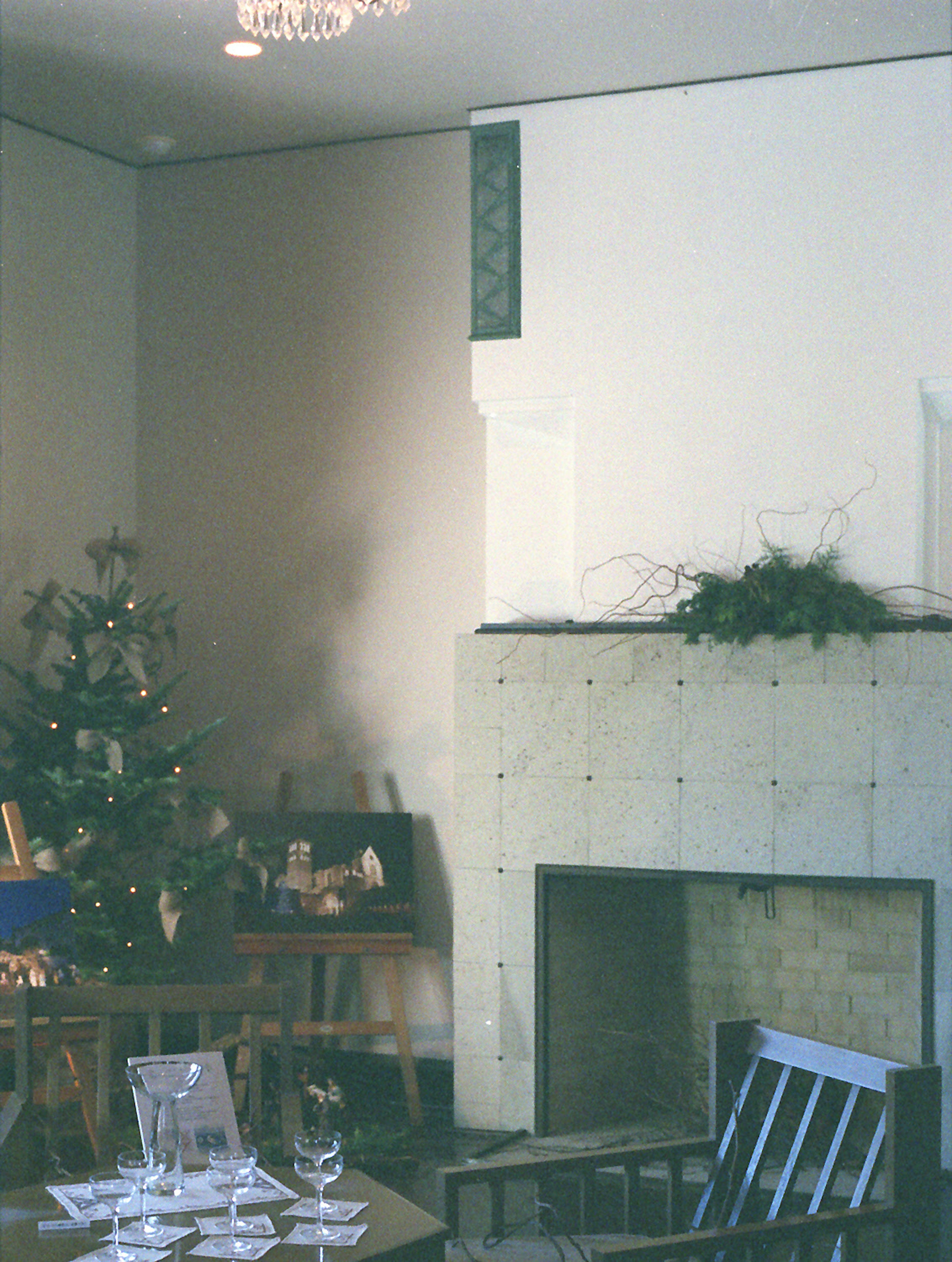 Interno di un soggiorno con camino e albero di Natale