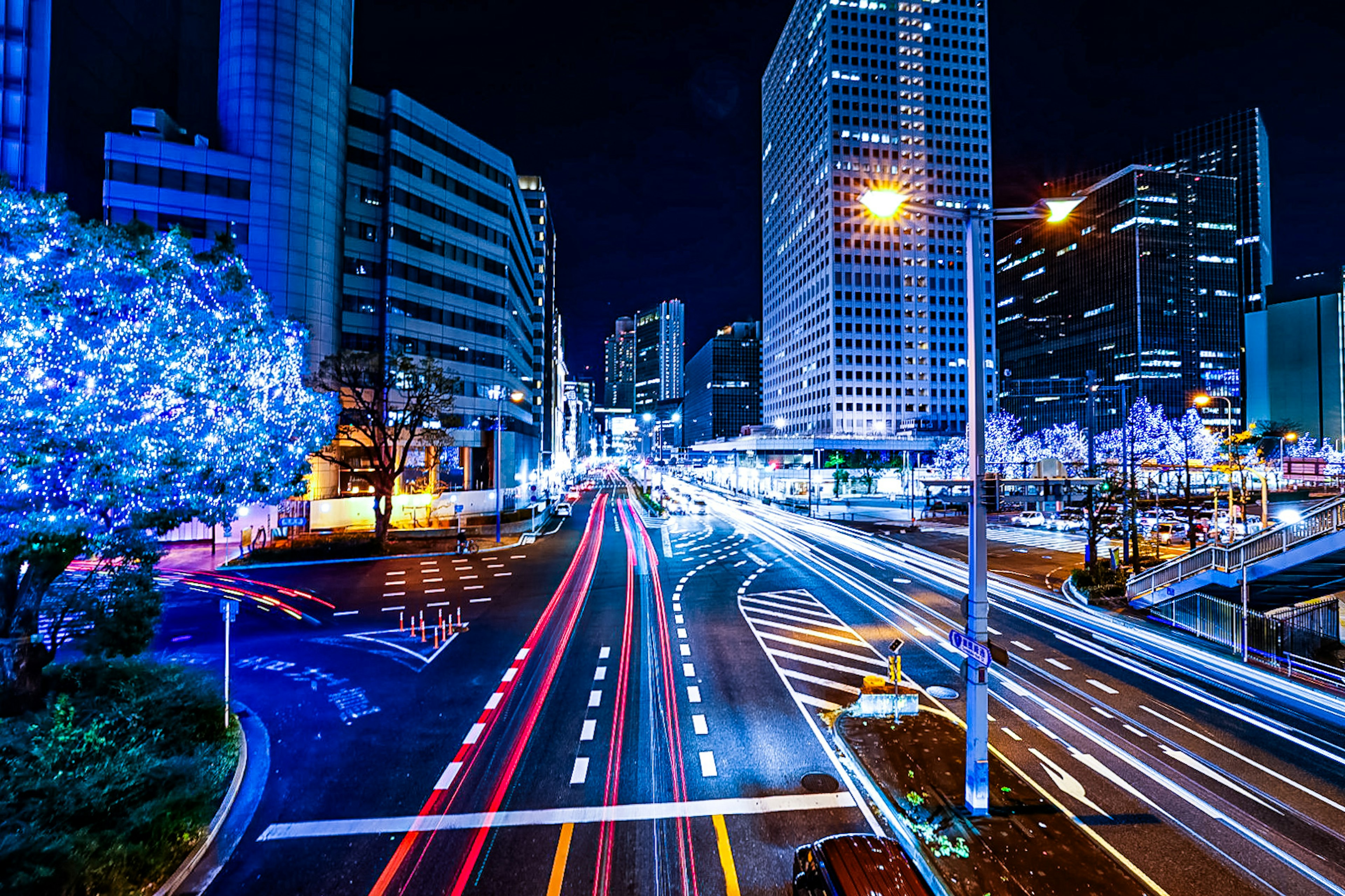 Nachtansicht der Stadt Tokio mit fließenden Autolichtern