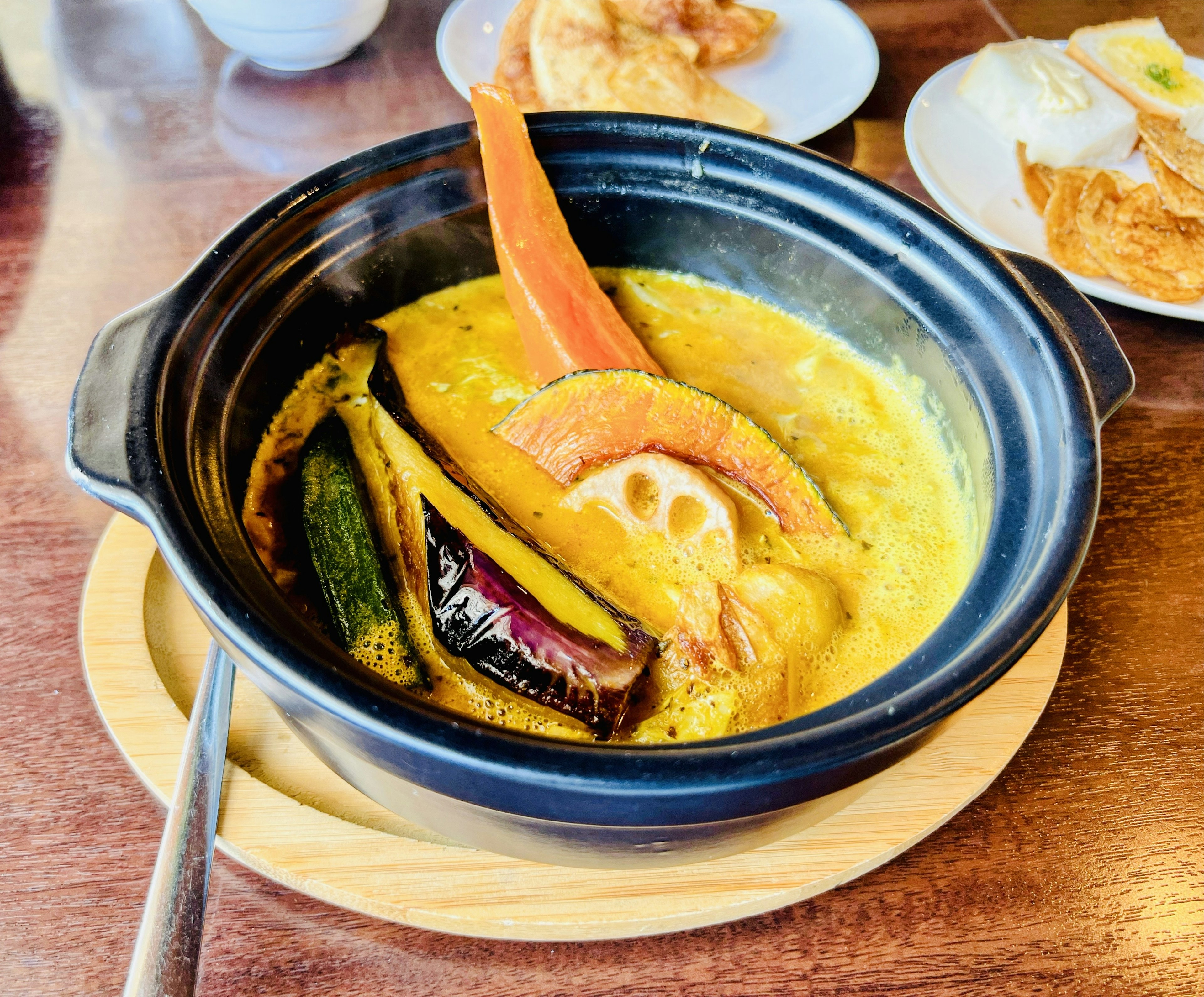 Un plat de pot chaud coloré avec des légumes variés et du poisson