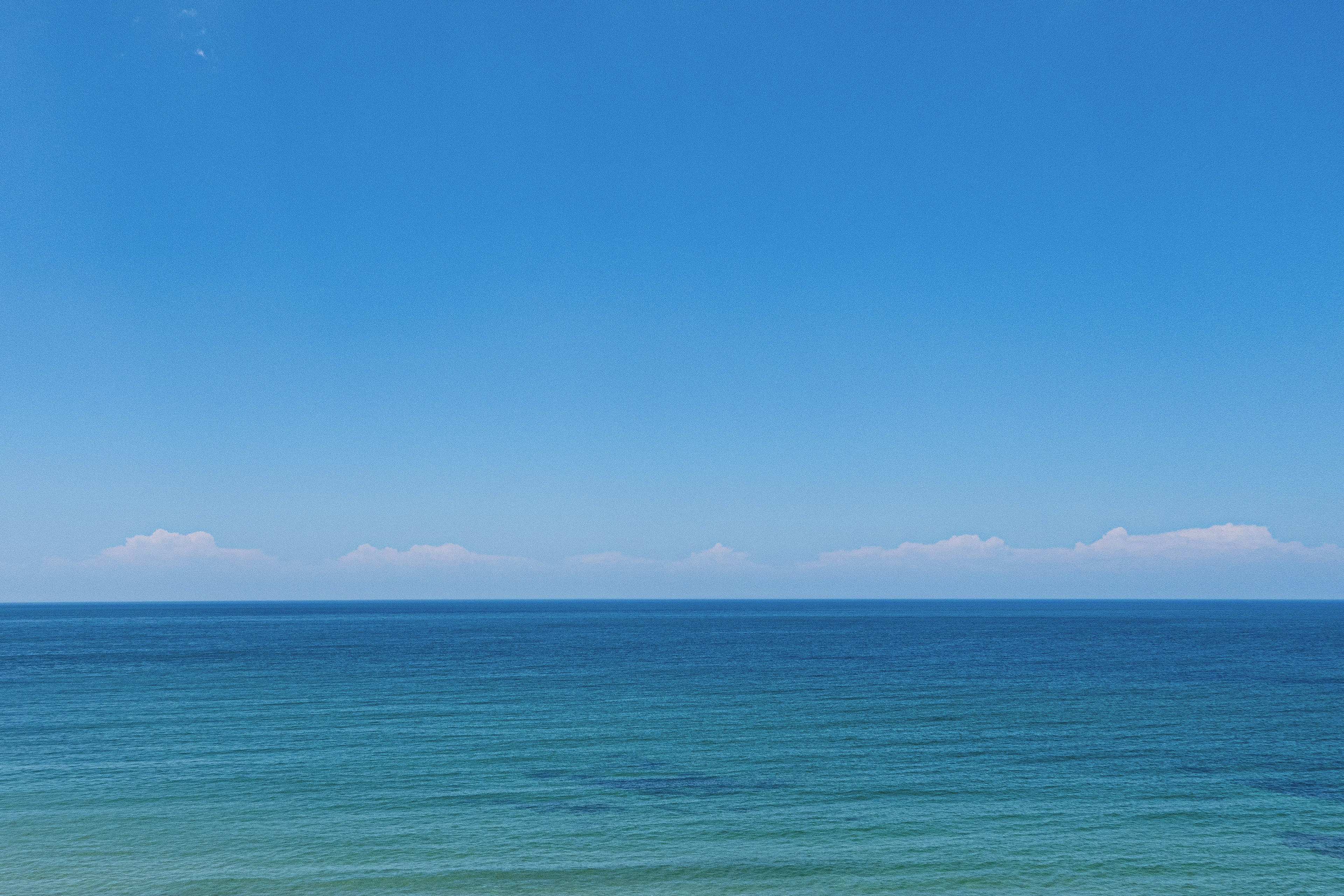 Pemandangan langit biru dan laut tenang